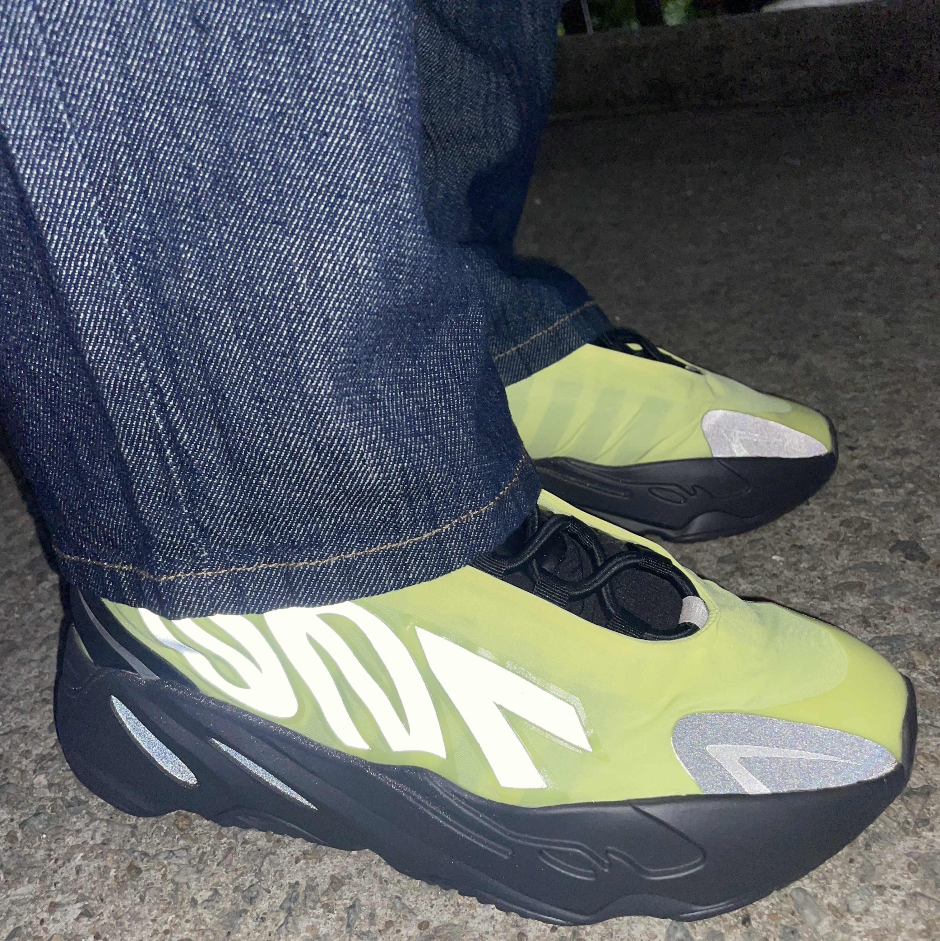 Adidas Yeezy Boost 700 MNVN Phosphor 착용 스타일 - 4