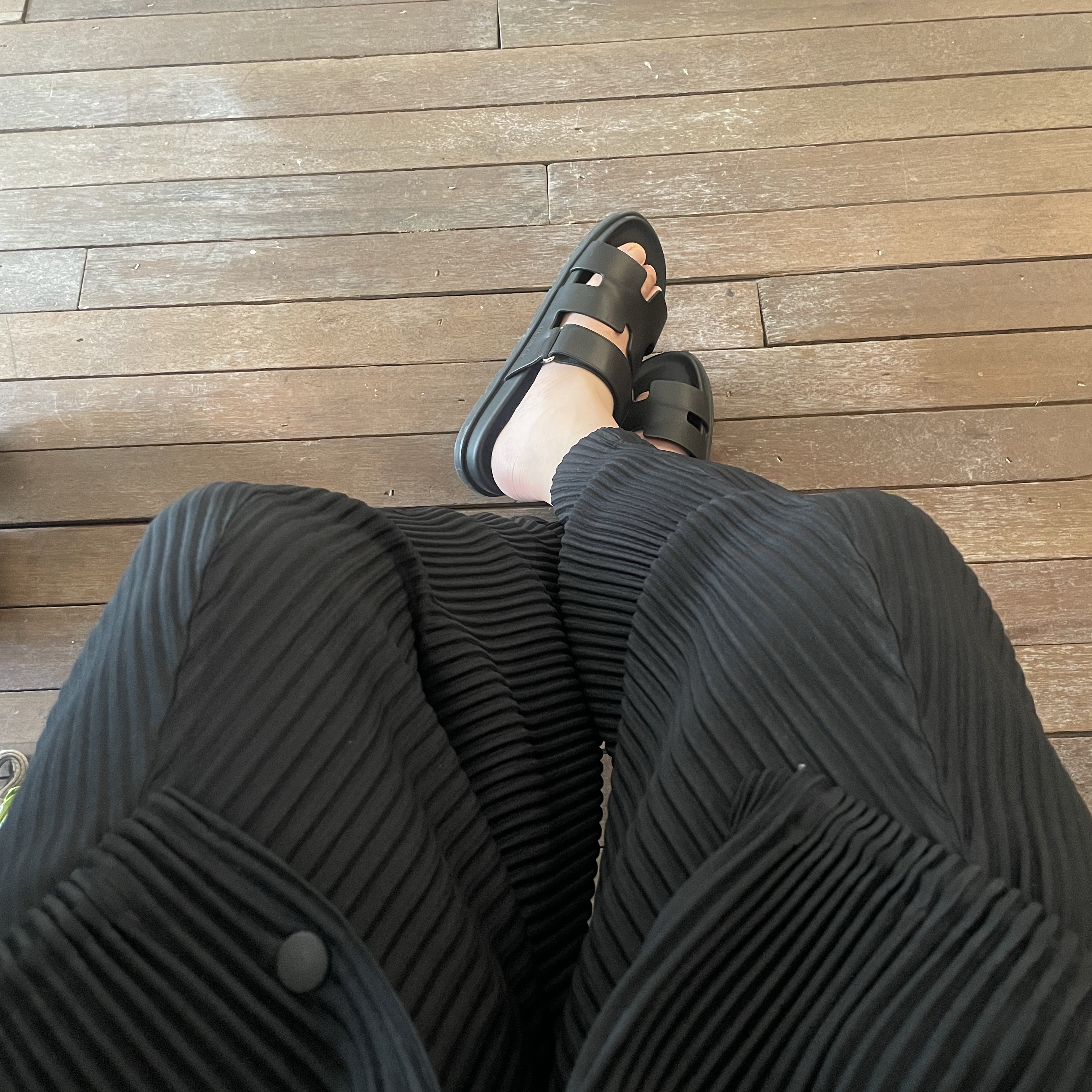 Hermes Chypre Sandal Calfskin & Noir, Homme Plisse Issey Miyake MC February Jacket Black 착용 스타일 - 2