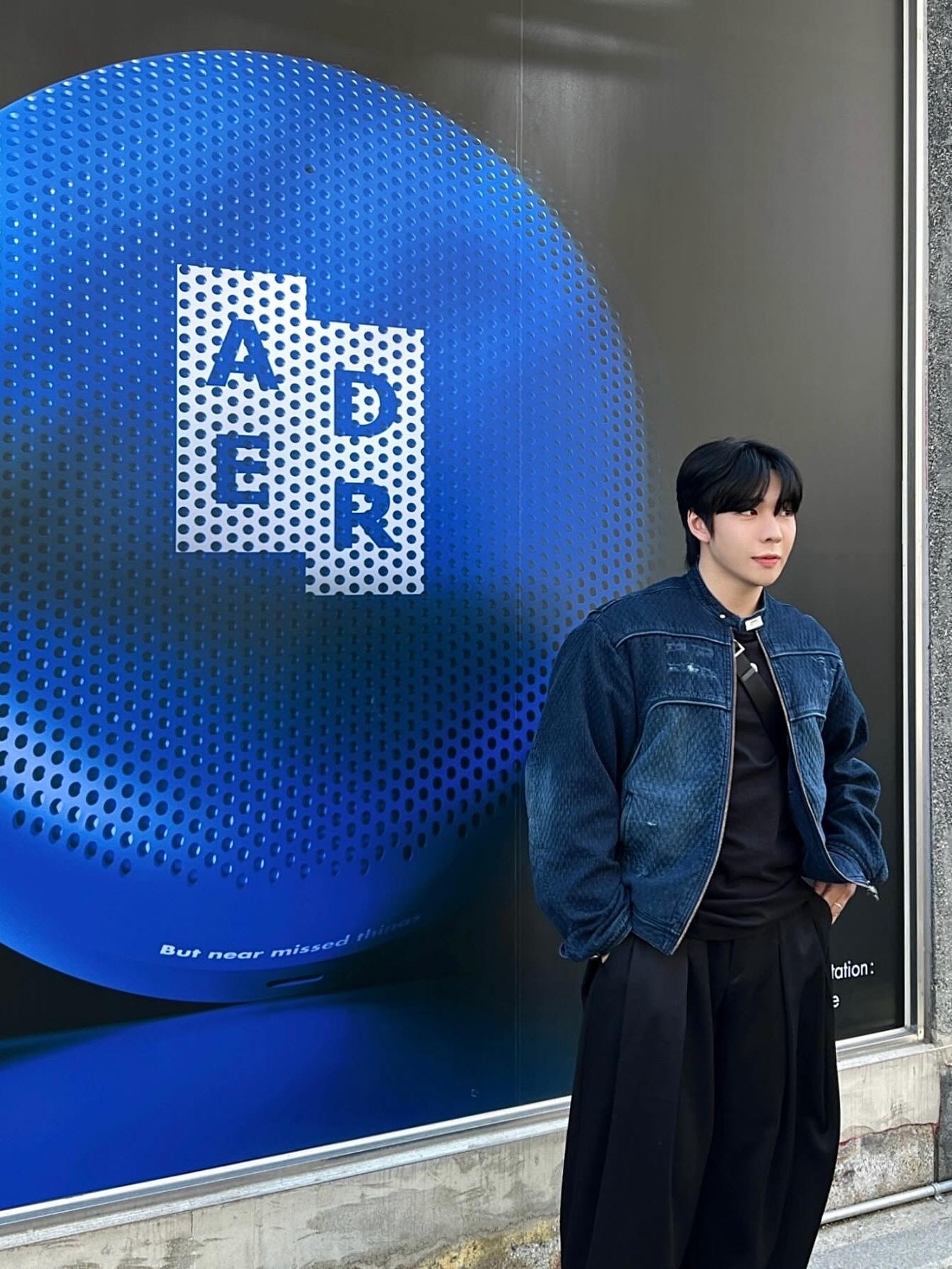 뱅 앤 올룹슨 x 아더에러 베오사운드 A1 아더에러 에디션 Z-블루 (스피커 거치대 포함) - 국내 정식 발매 제품, 아더에러 프라토 토트백 브라운 착용 스타일 - 1