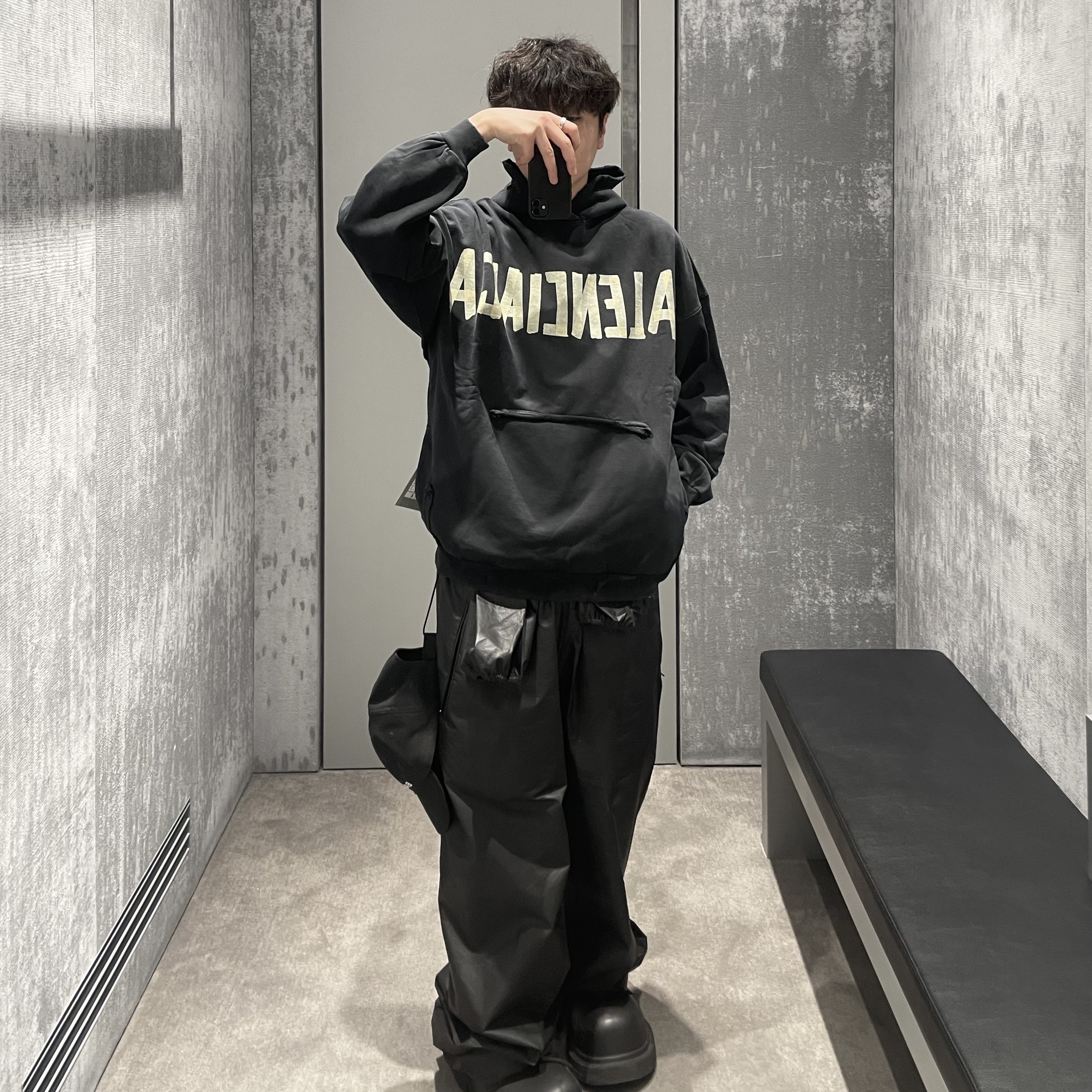 Balenciaga Tape Type Ripped Pocket Oversized Hoodie Faded Black, Balenciaga Logo Cap Black 착용 스타일 - 1