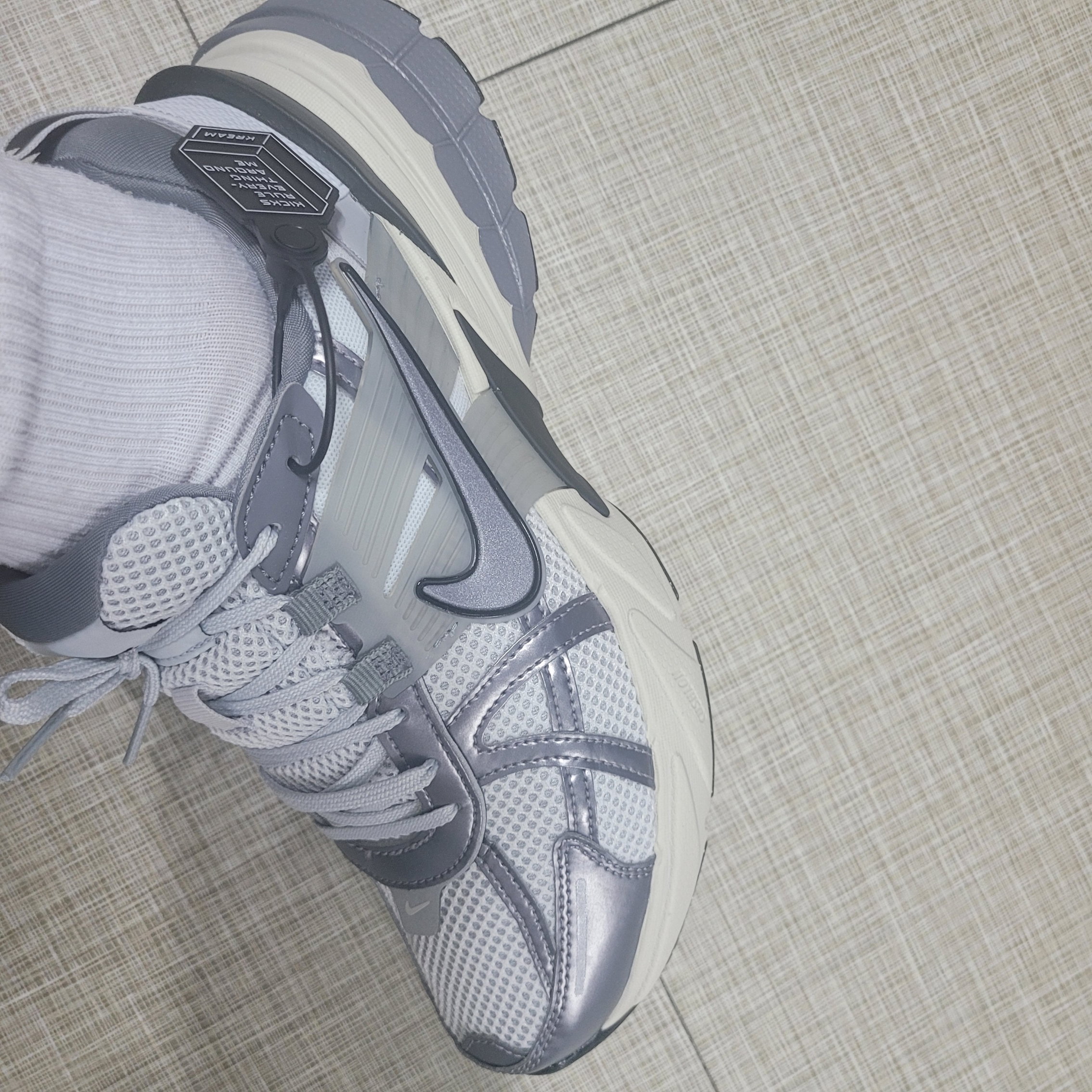 Nike V2K Run Pure Platinum Wolf Grey 착용 스타일 - 1