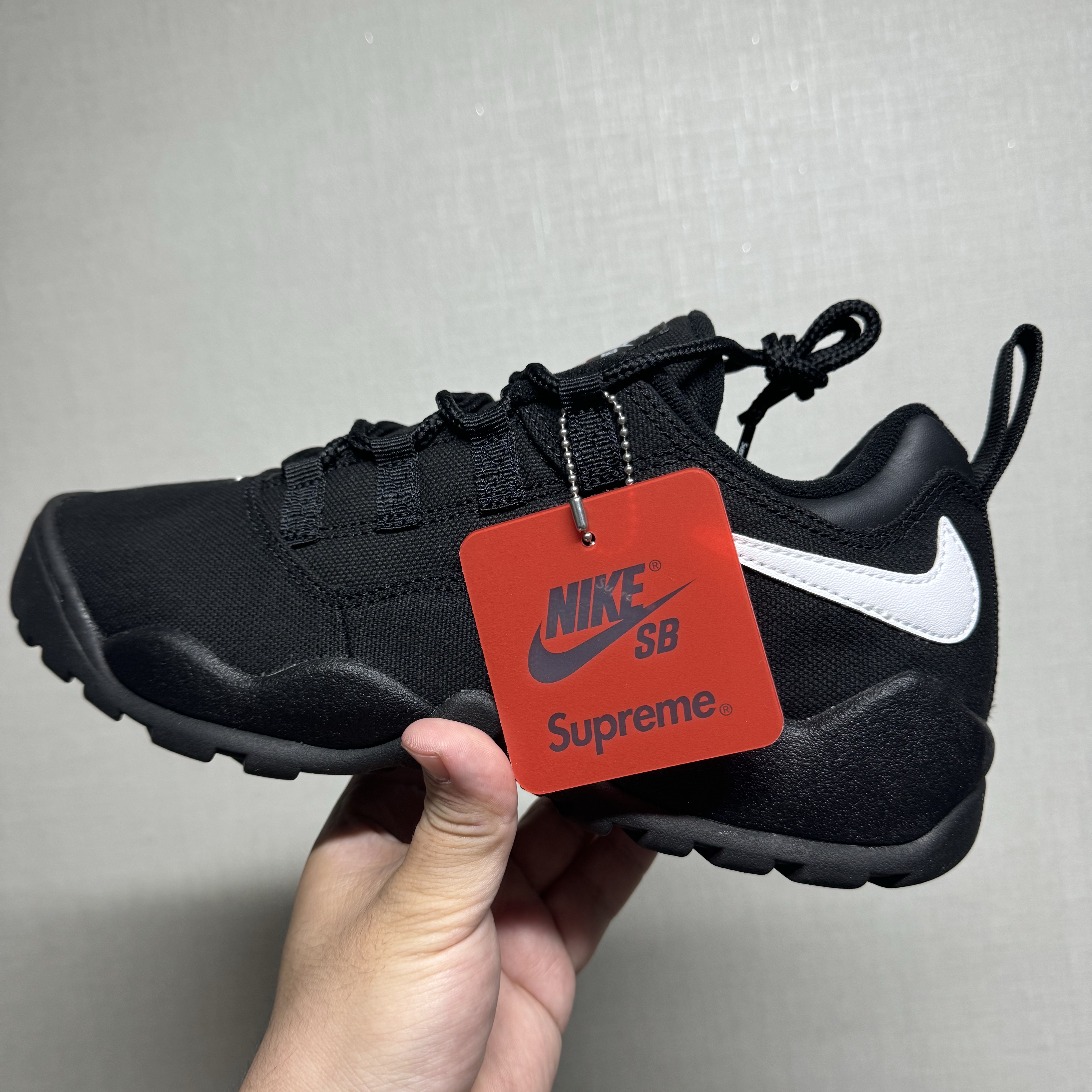 Nike x Supreme SB Darwin Low Black 착용 스타일