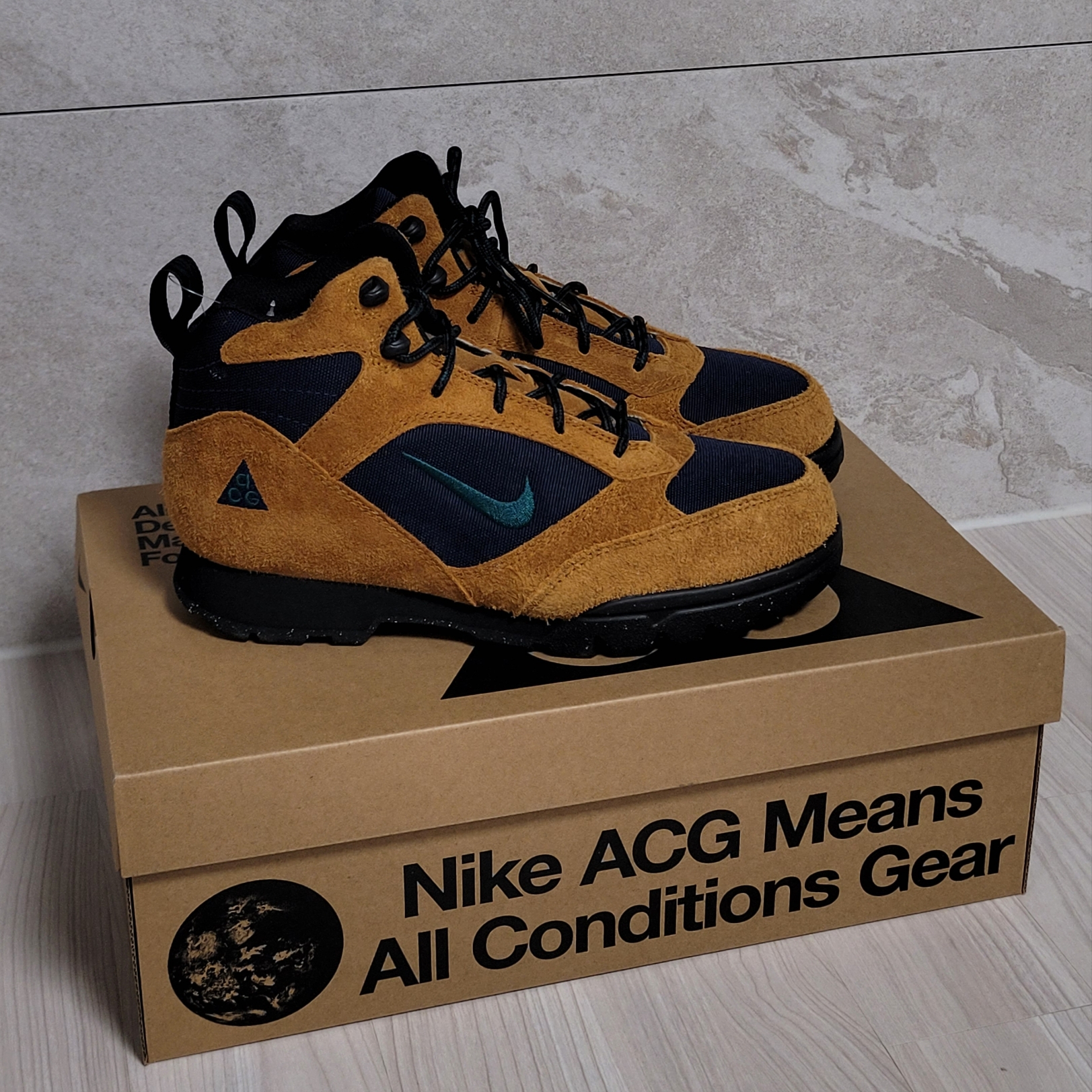 Nike ACG Torre Mid Waterproof Burnt Sienna and Obsidian 착용 스타일