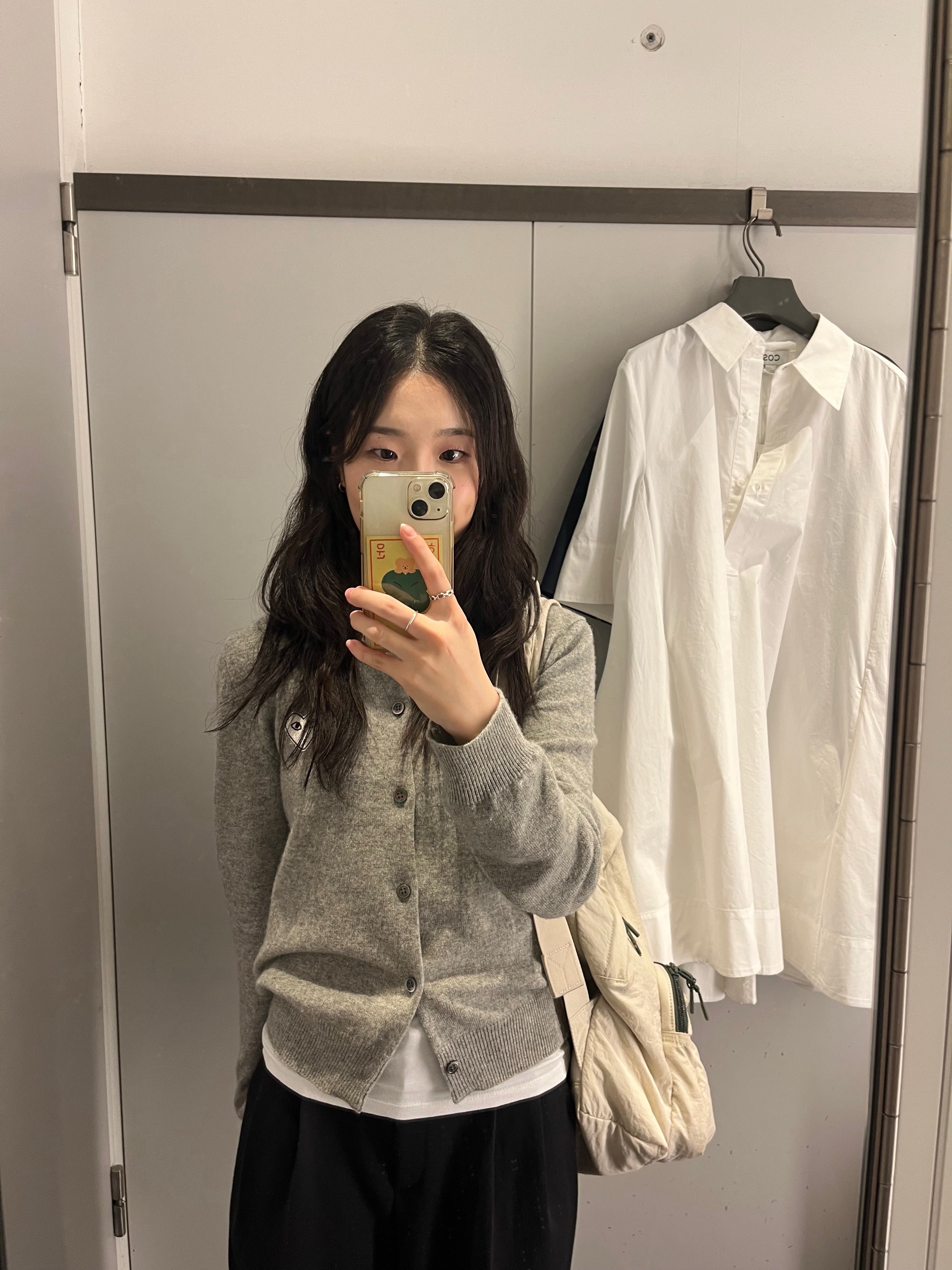 Play Comme des Garcons White Heart Knit Cardigan Grey 착용 스타일