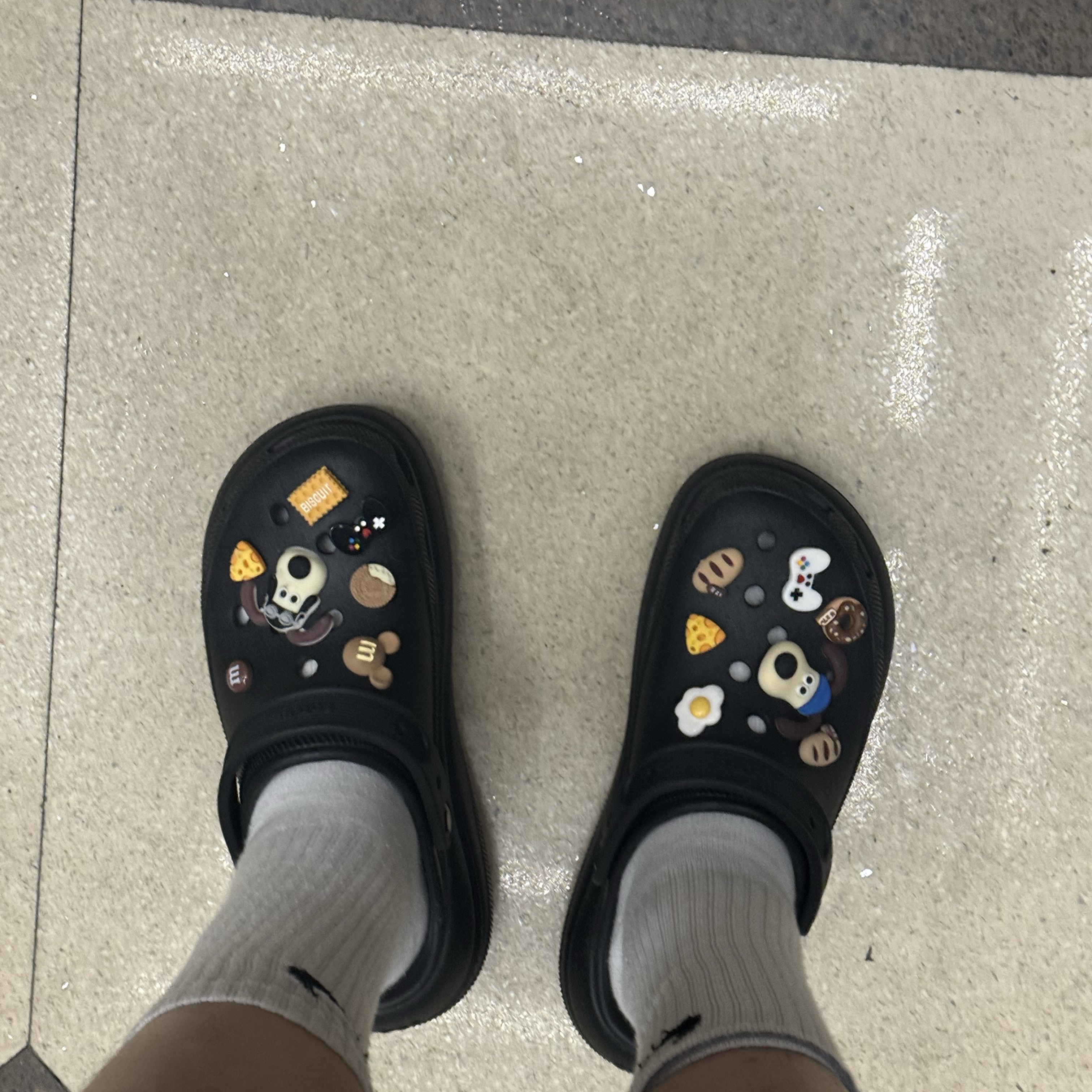 Crocs Classic Crush Clog Black 착용 스타일