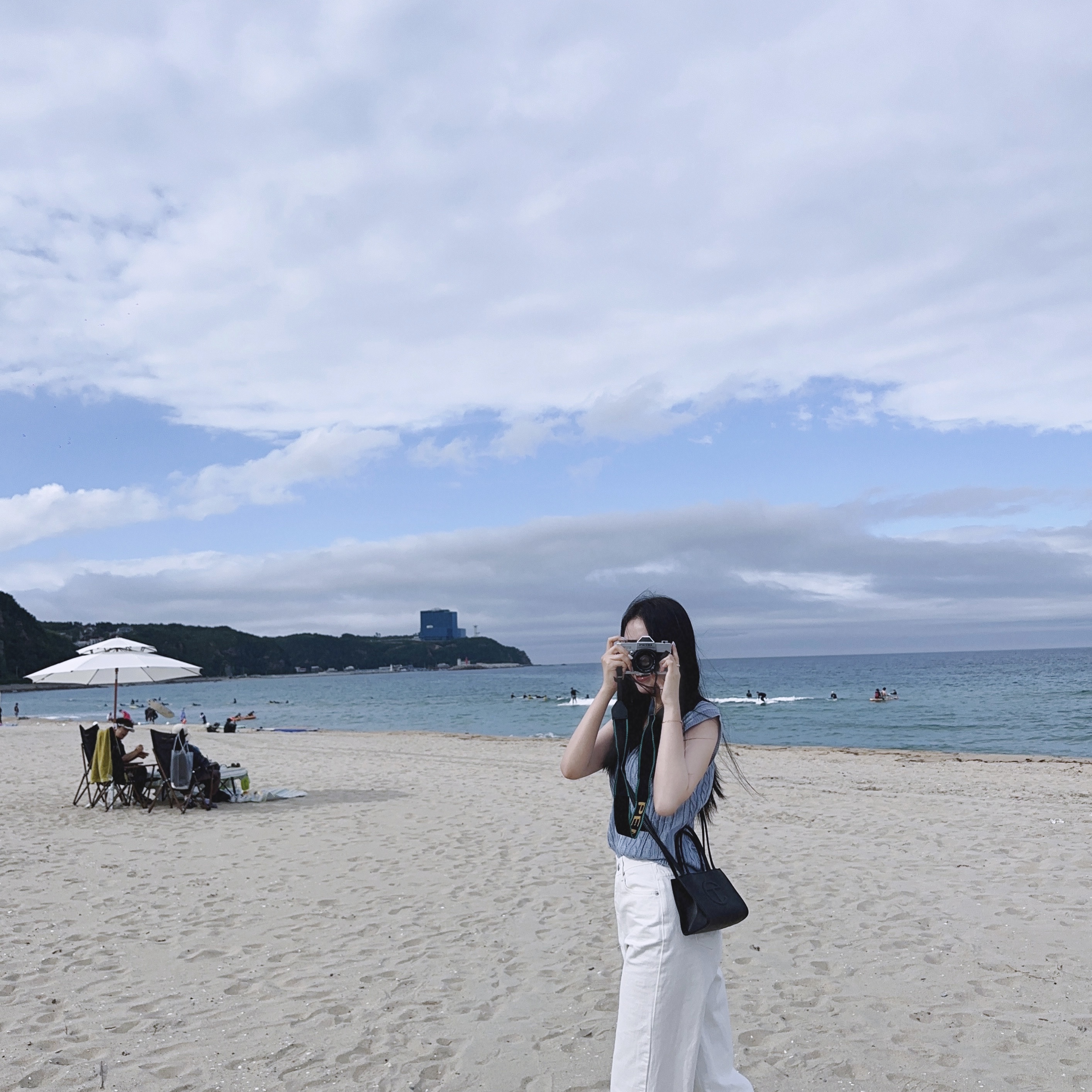 Telfar Small Shopping Bag Black 착용 스타일