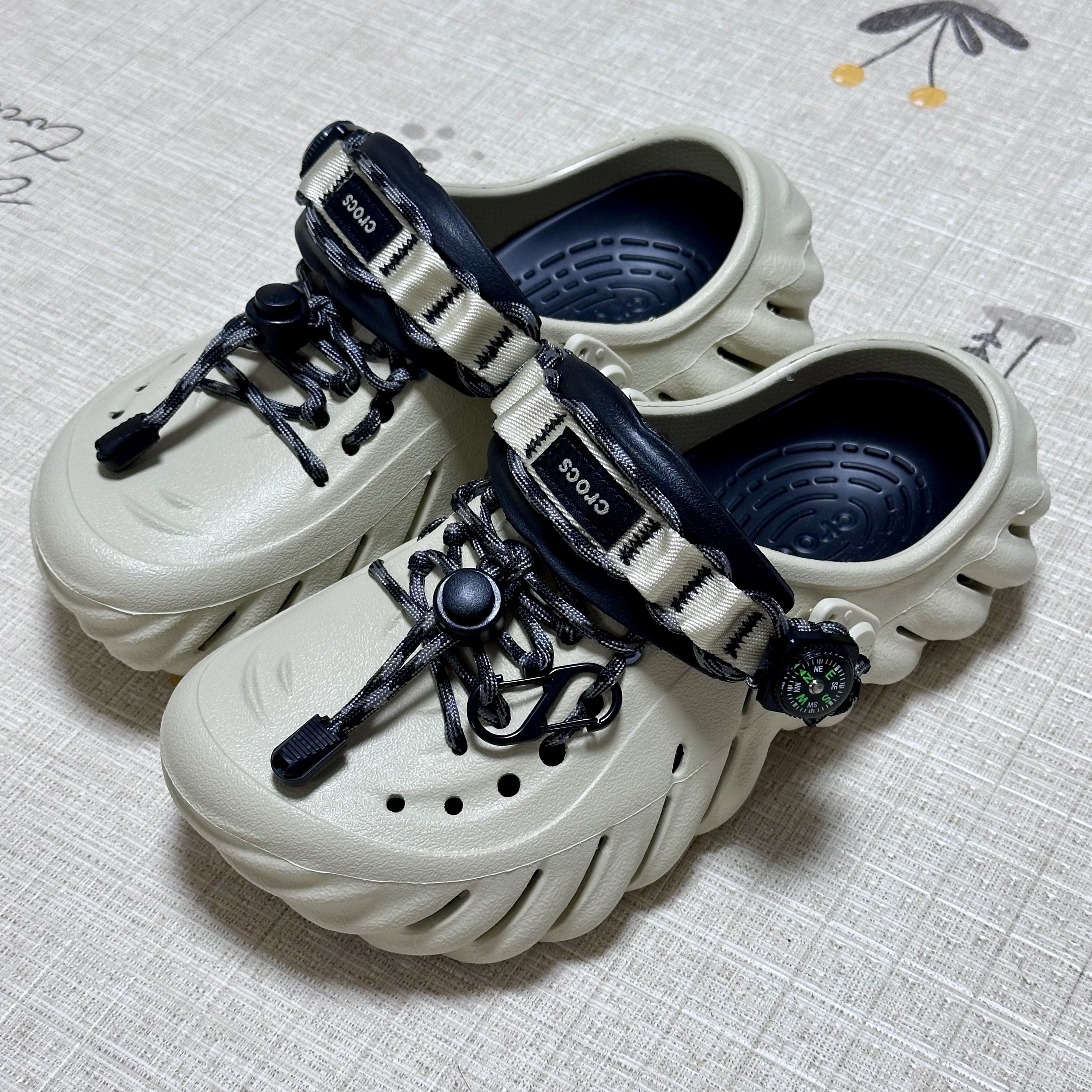 Crocs Echo Clog Bone Black 착용 스타일