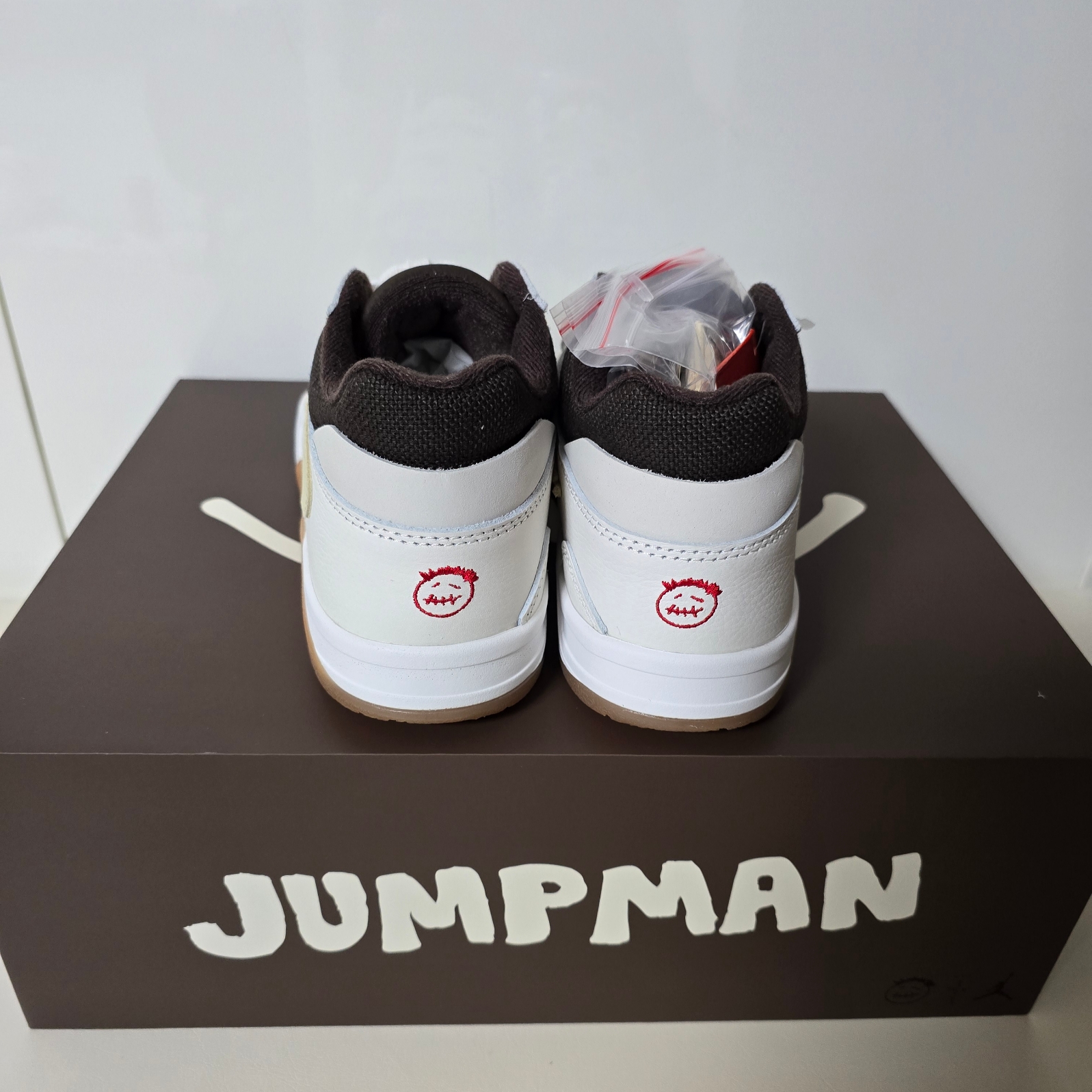 Jordan x Travis Scott Jumpman Jack TR Sail and Dark Mocha 착용 스타일 - 5