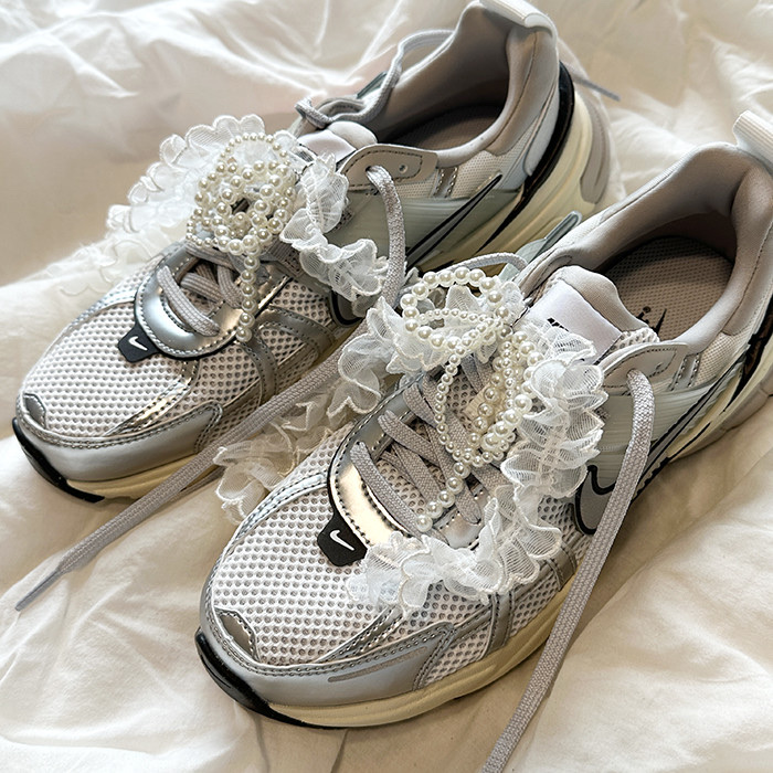 Nike V2K Run Summit White Metallic Silver 착용 스타일 - 1