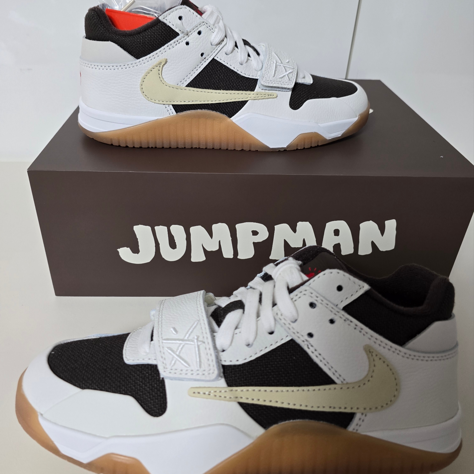 Jordan x Travis Scott Jumpman Jack TR Sail and Dark Mocha 착용 스타일 - 6