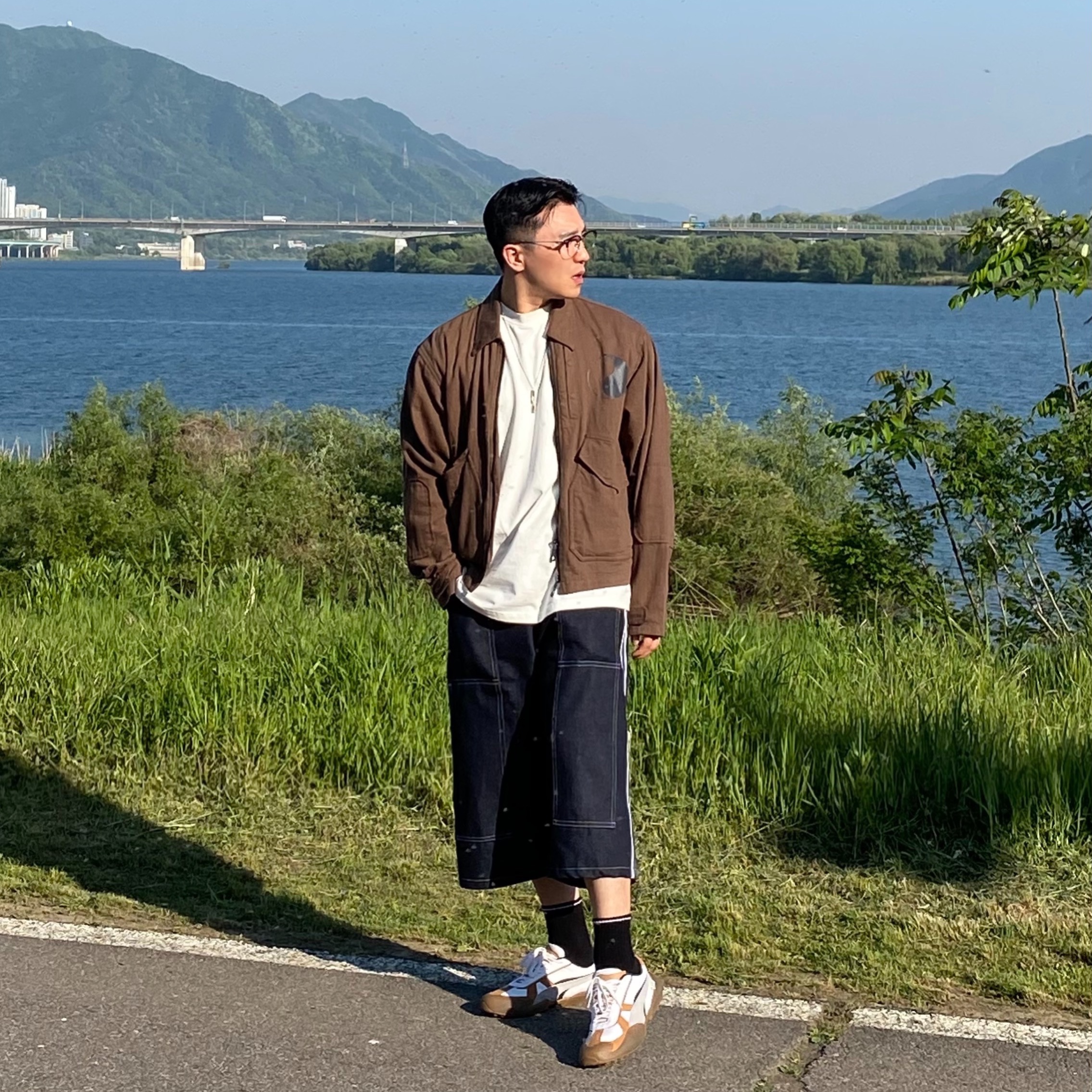 Stussy x Our Legacy Work Shop Pararescue Jacket Mud Black Slub Twill, Puma Vaderon White Gum 착용 스타일 - 1