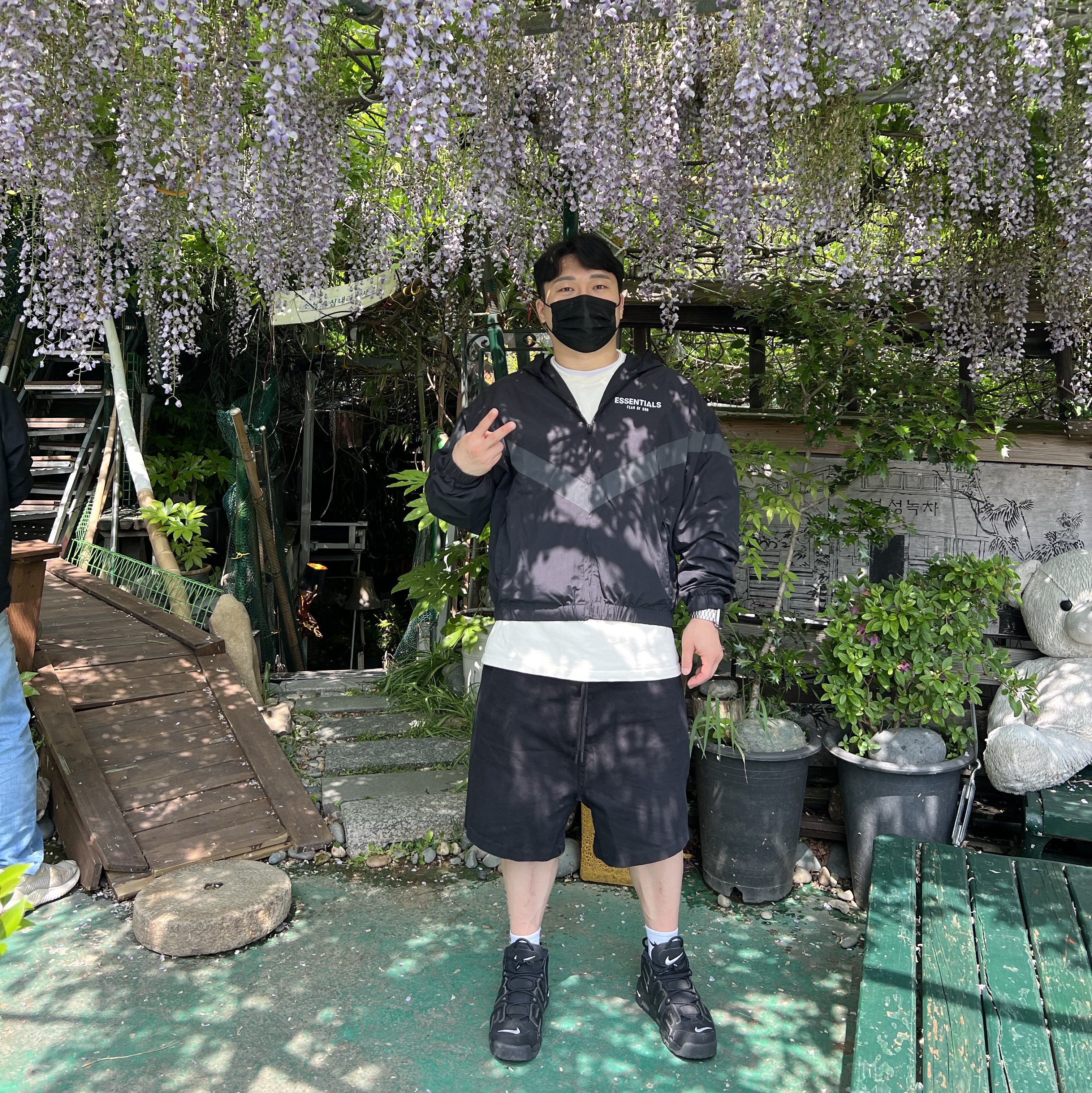 Essentials Denim Relaxed Shorts Overdye Black Denim - 24SS, Nike x Supreme Air More Uptempo Suptempo Black 착용 스타일