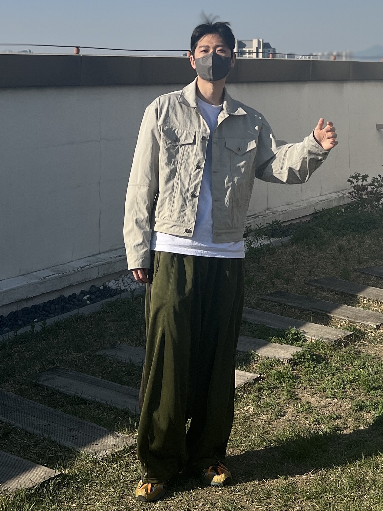 Needles H.D. Track Pants Poly Smooth Olive 착용 스타일 - 1