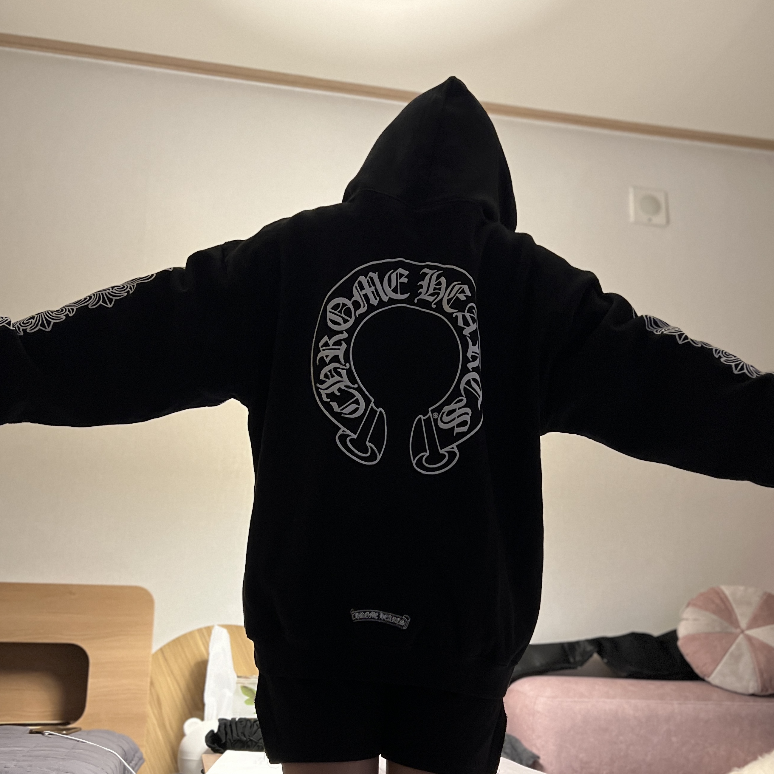 Chrome Hearts Horseshoe Floral Heavyweight Zip-Up Hoodie Black 착용 스타일 - 2