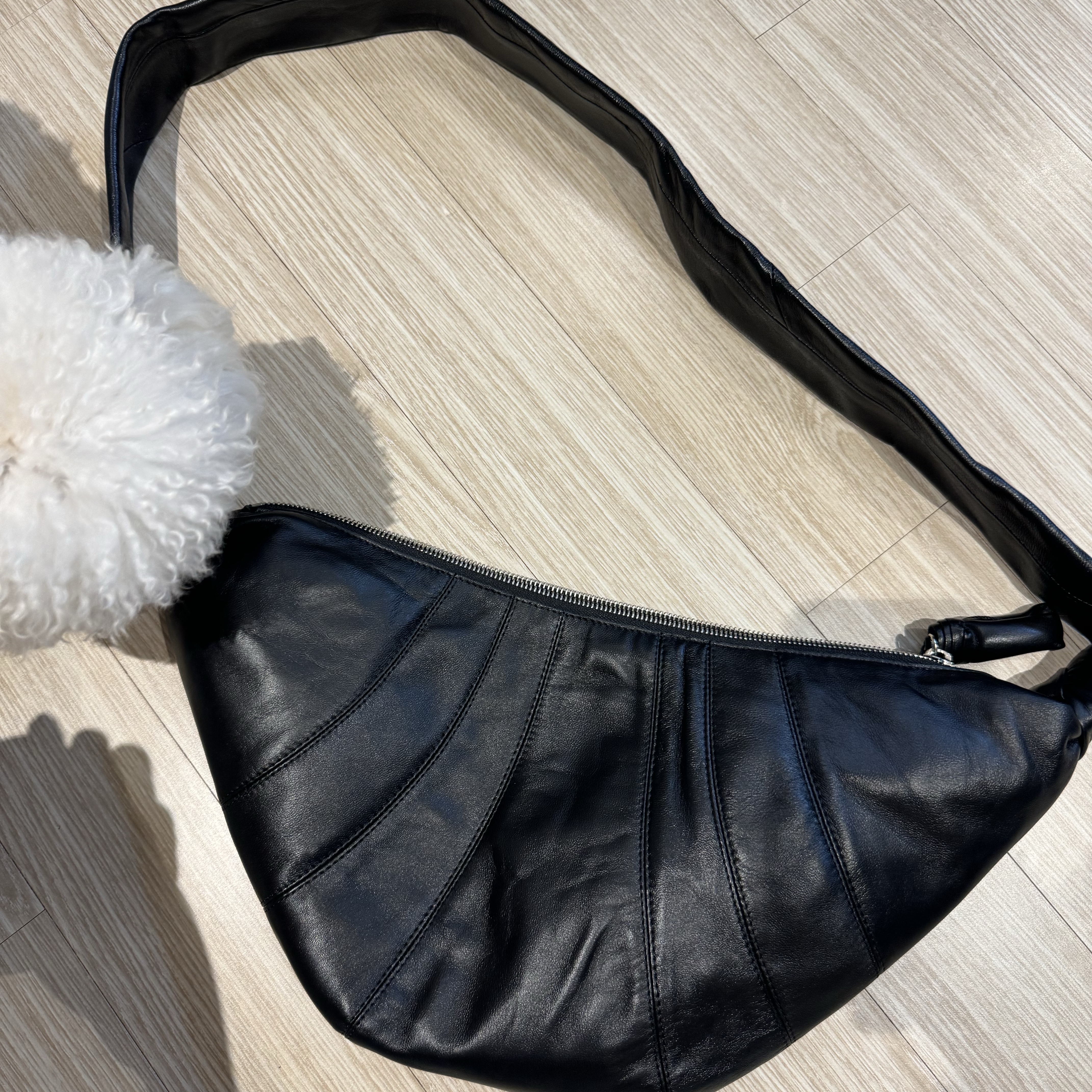 Lemaire Medium Croissant Bag Soft Nappa Leather Black 착용 스타일