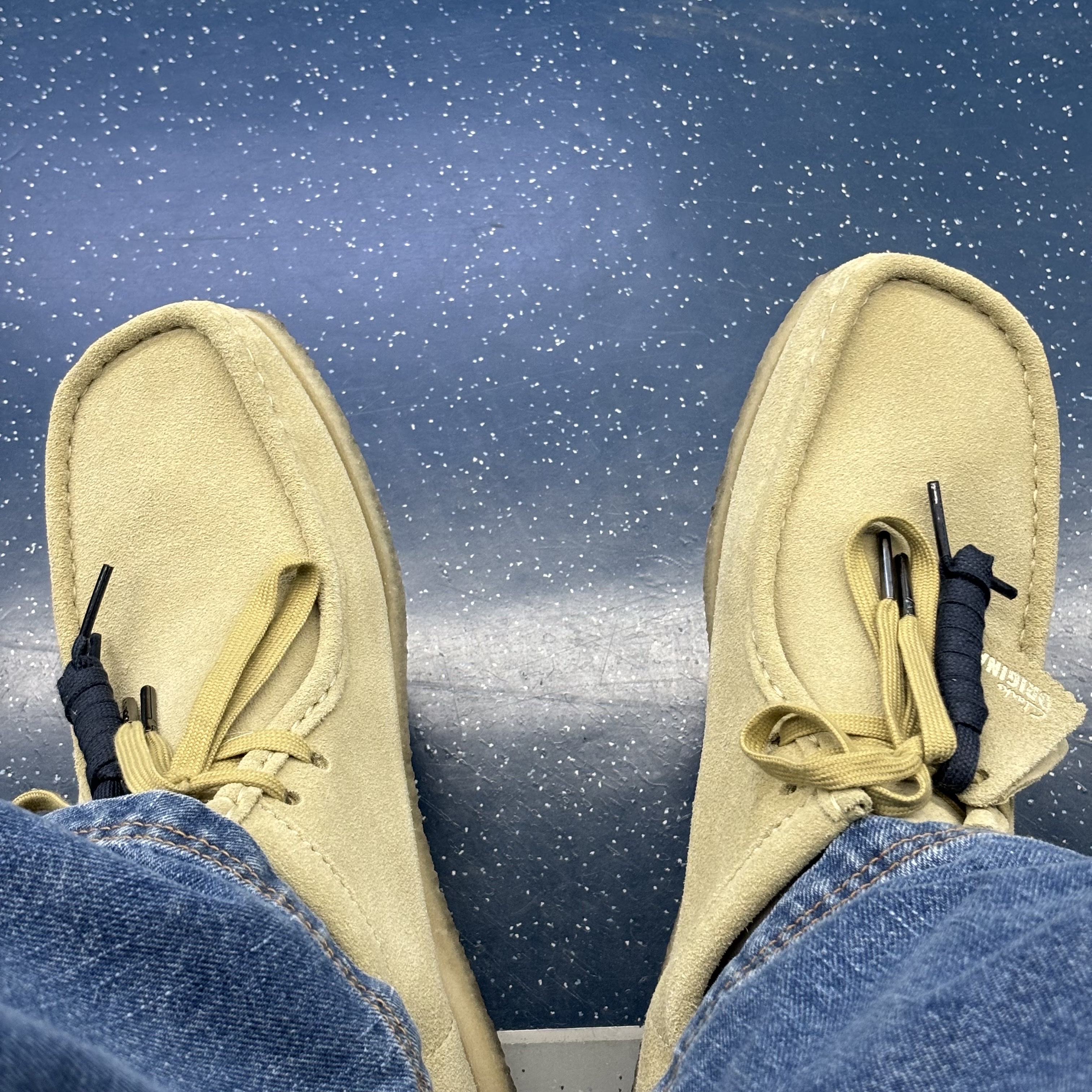 Clarks Wallabee Maple Suede 착용 스타일 - 4