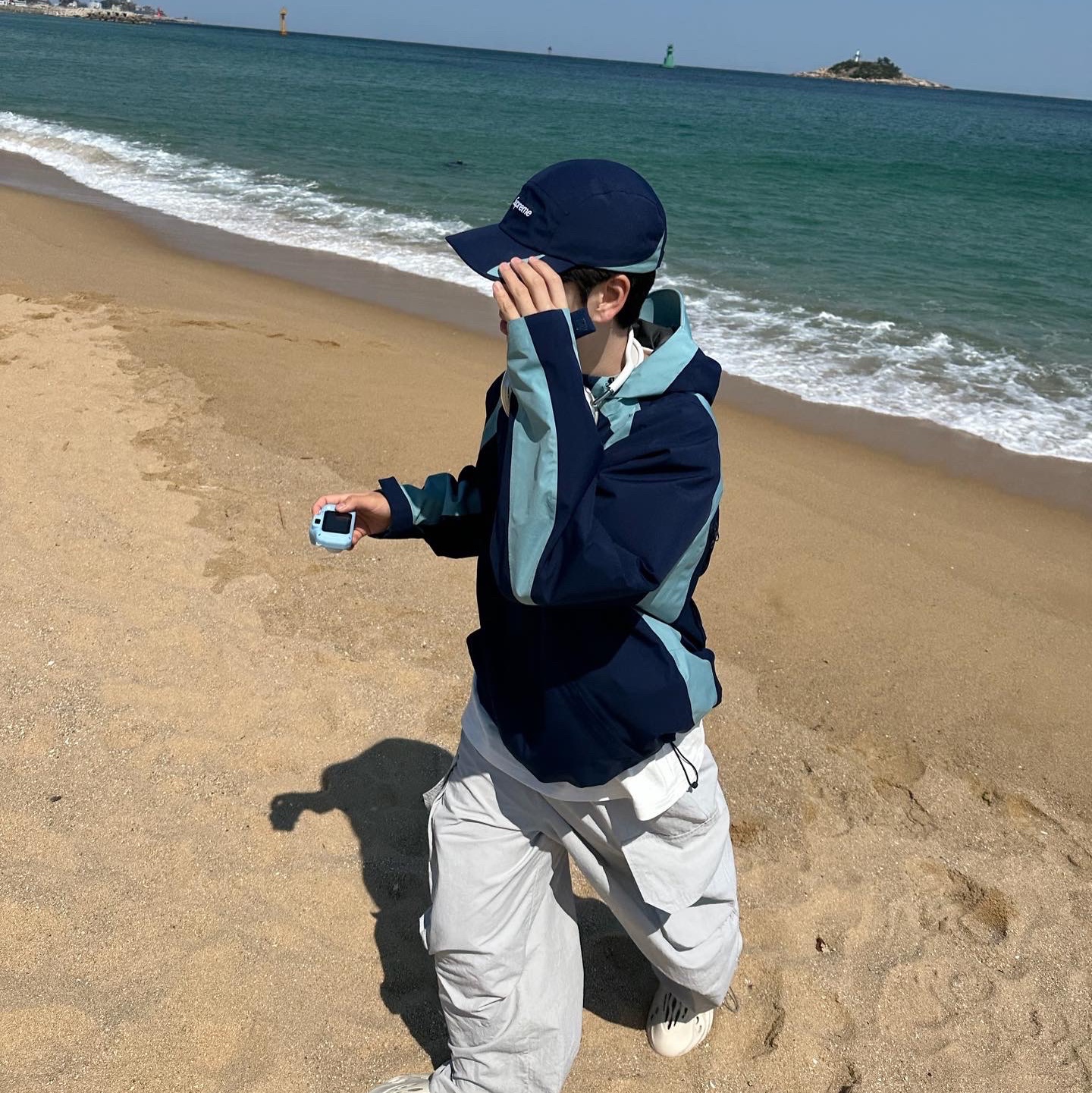 Supreme Gore-Tex Paclite Camp Cap Navy - 22SS, Supreme Gore-Tex Paclite Jacket Navy - 22SS 착용 스타일 - 2