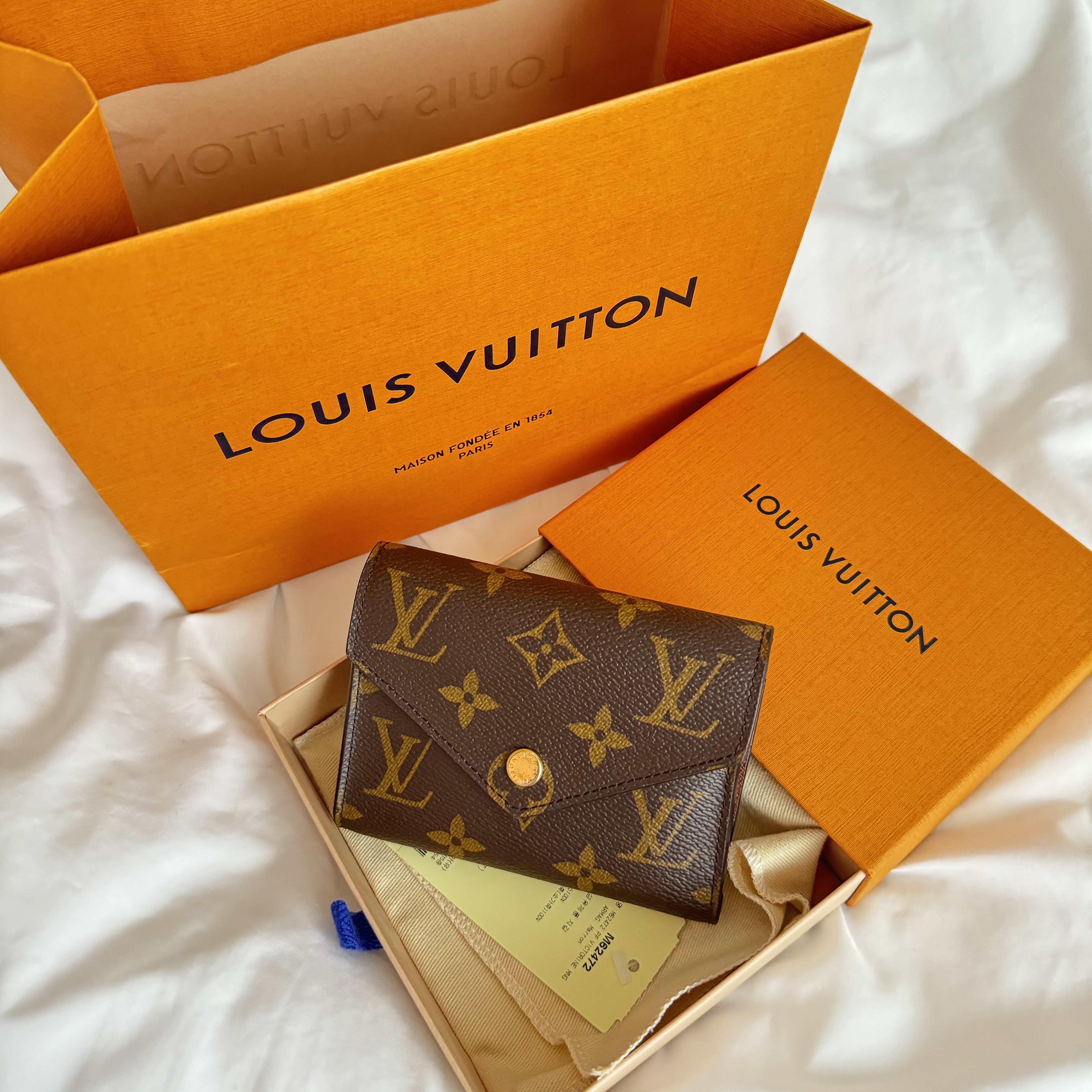 Louis Vuitton Victorine Wallet Monogram 착용 스타일