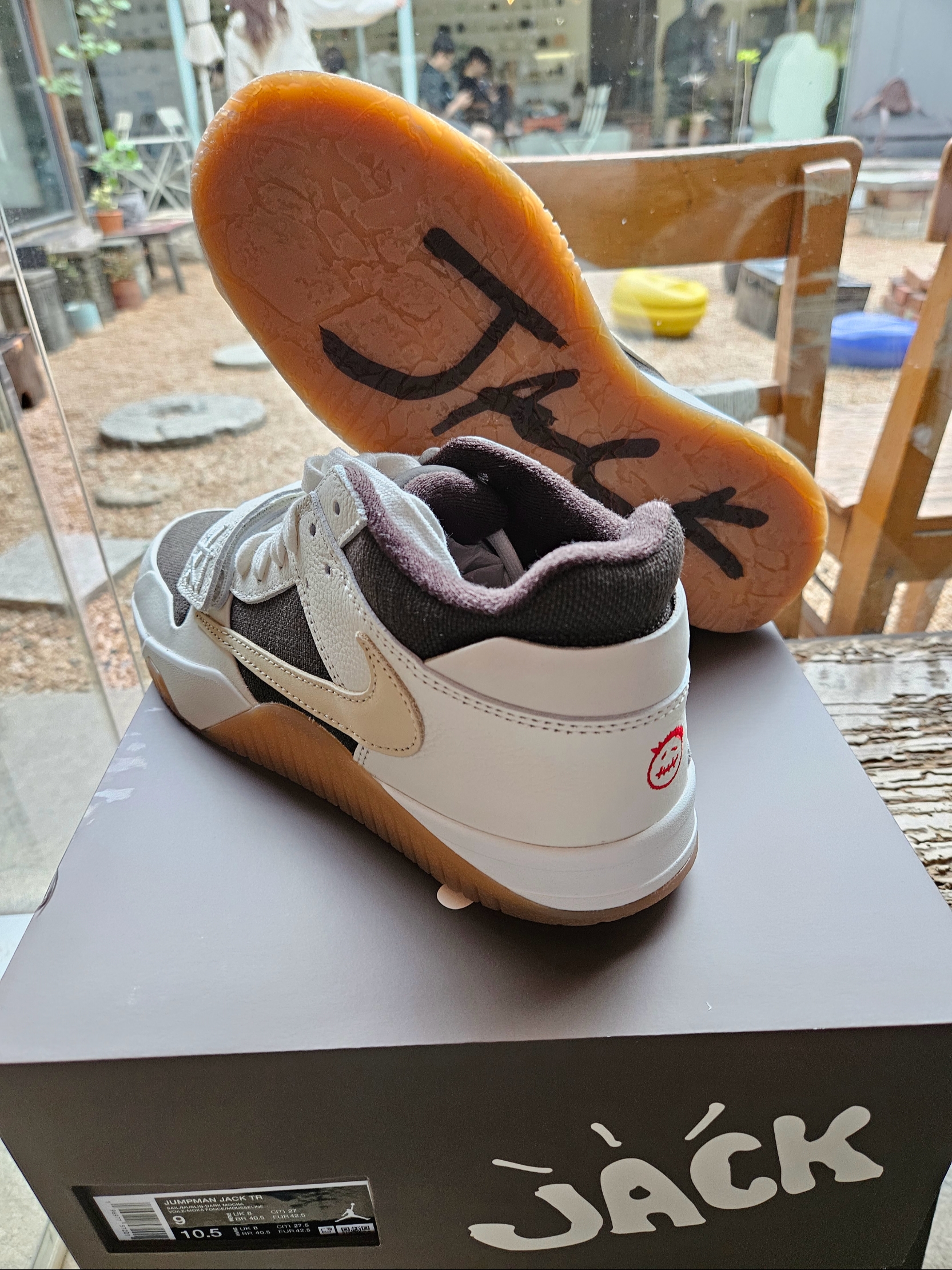 Supreme American Psycho T-Shirt White - 23FW, Jordan x Travis Scott Jumpman Jack TR Sail and Dark Mocha 착용 스타일 - 4