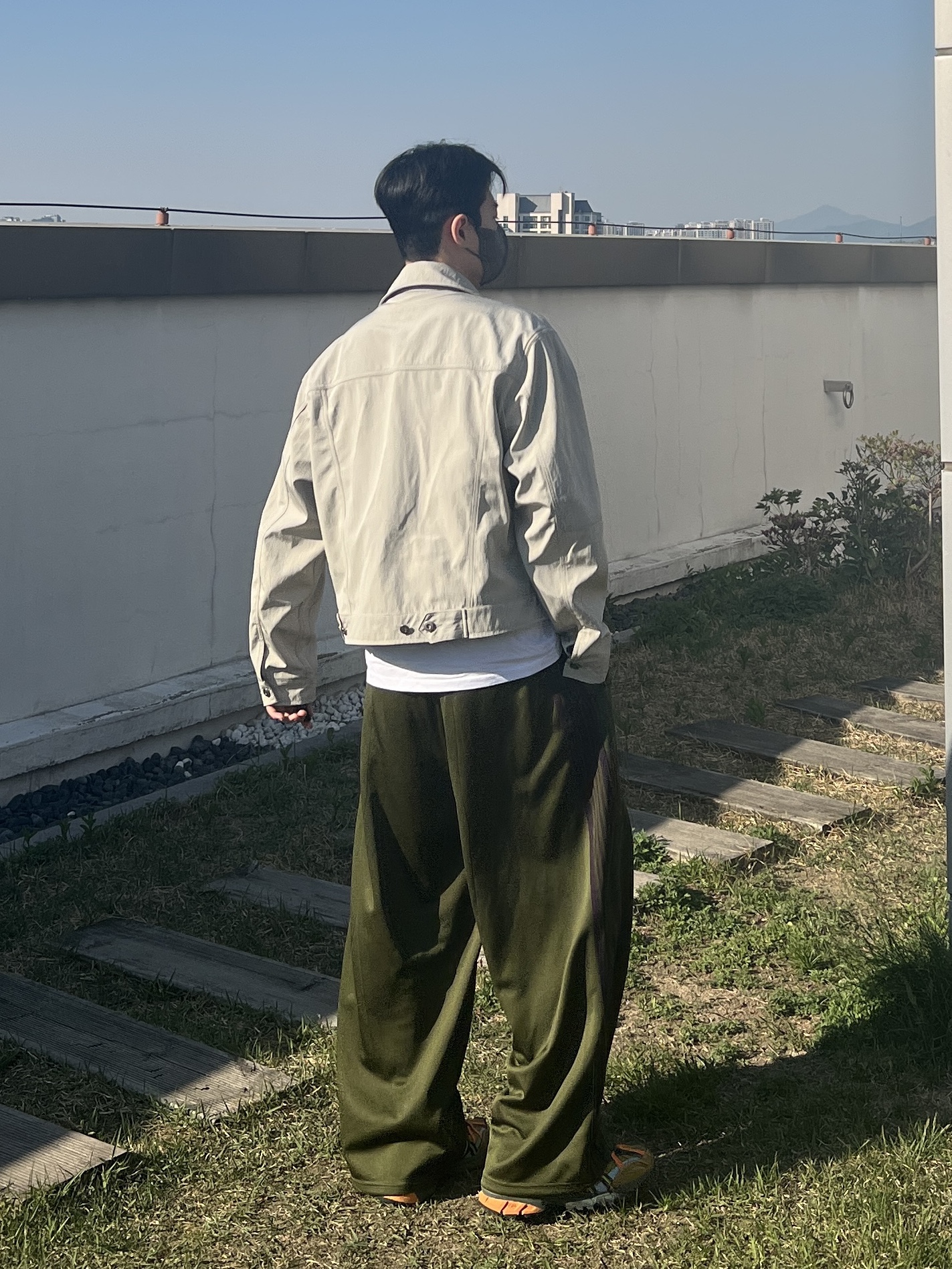 Needles H.D. Track Pants Poly Smooth Olive 착용 스타일 - 2