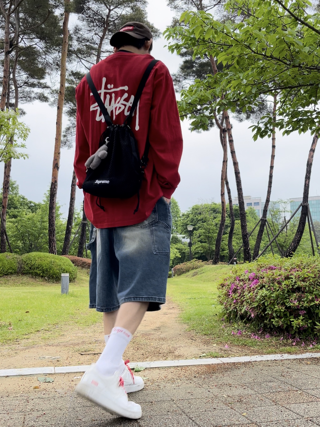 Nike x Supreme Air Force 1 Low White, Supreme Hanes Crew Socks White (4 Pack) 착용 스타일 - 2