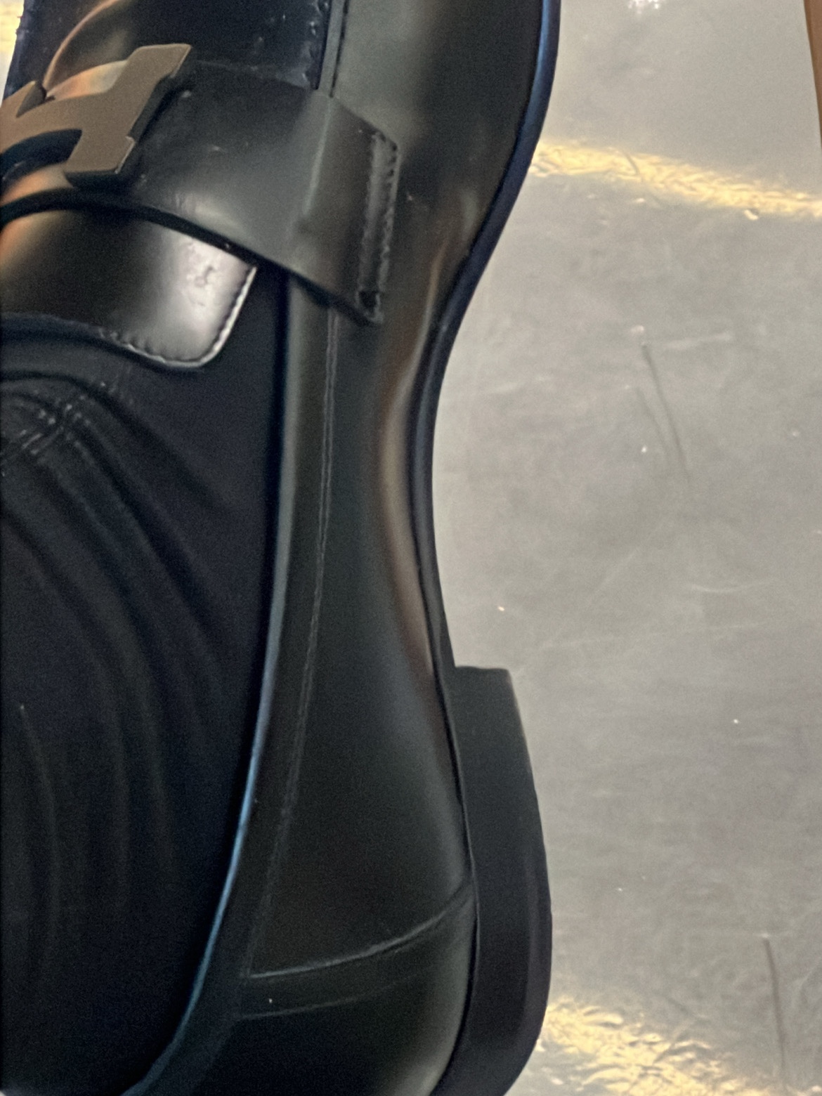 Hermes Paris Loafers Calfskin & Black Metal Noir 착용 스타일 - 2