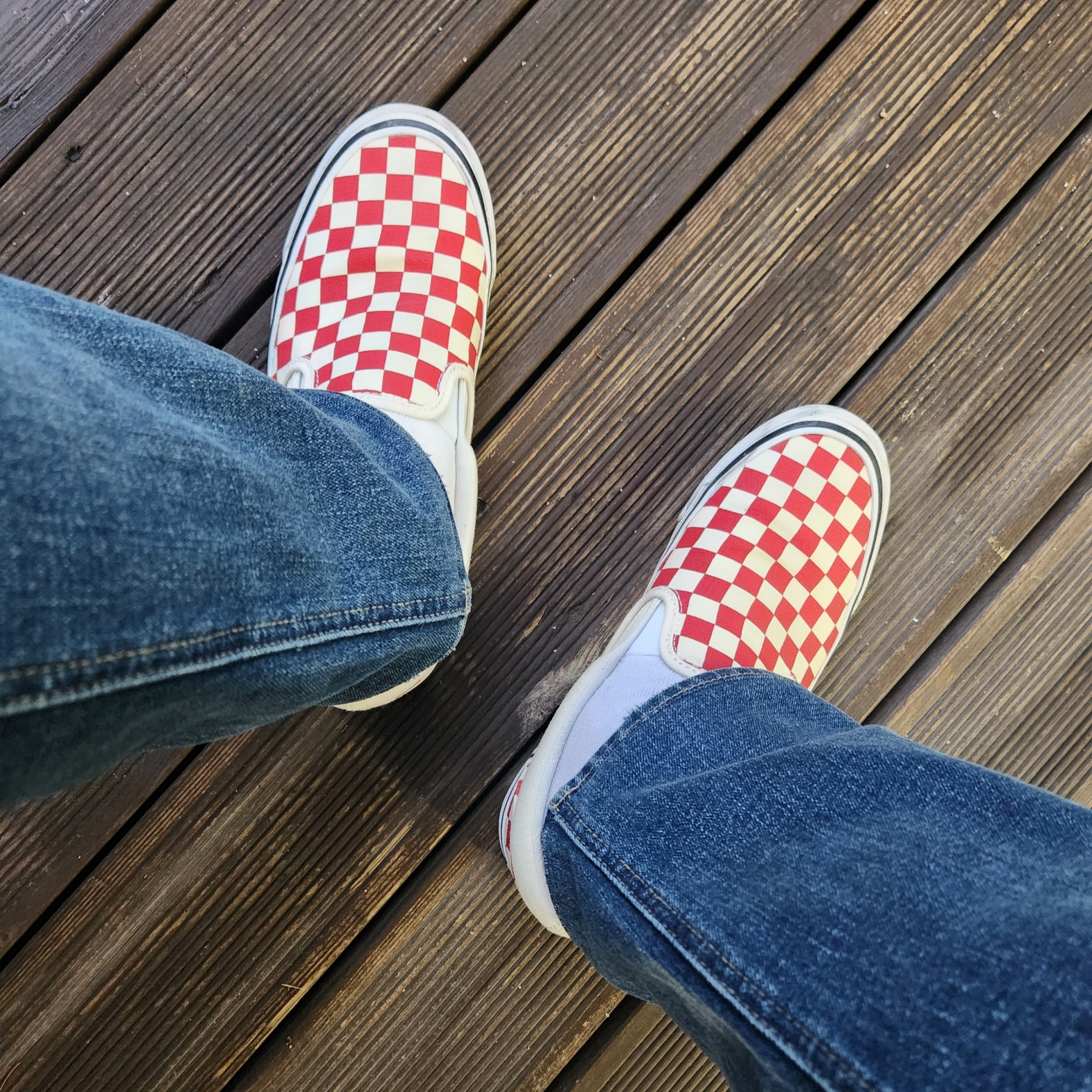 Vans Vault OG Classic Slip-On LX Checkerboard Racing Red 착용 스타일 - 2