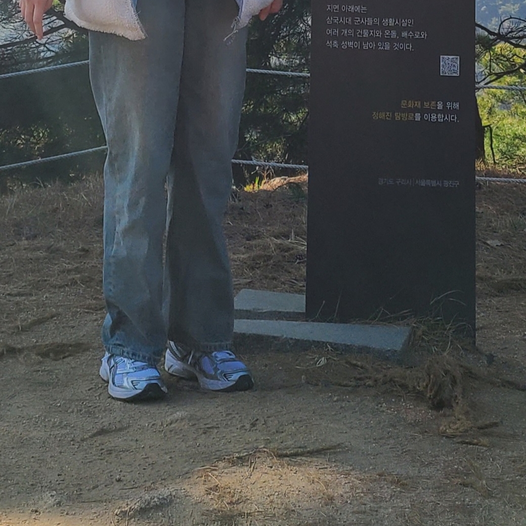 (W) 아식스 젤 1130 화이트 페리윙클 블루 착용 스타일 - 1