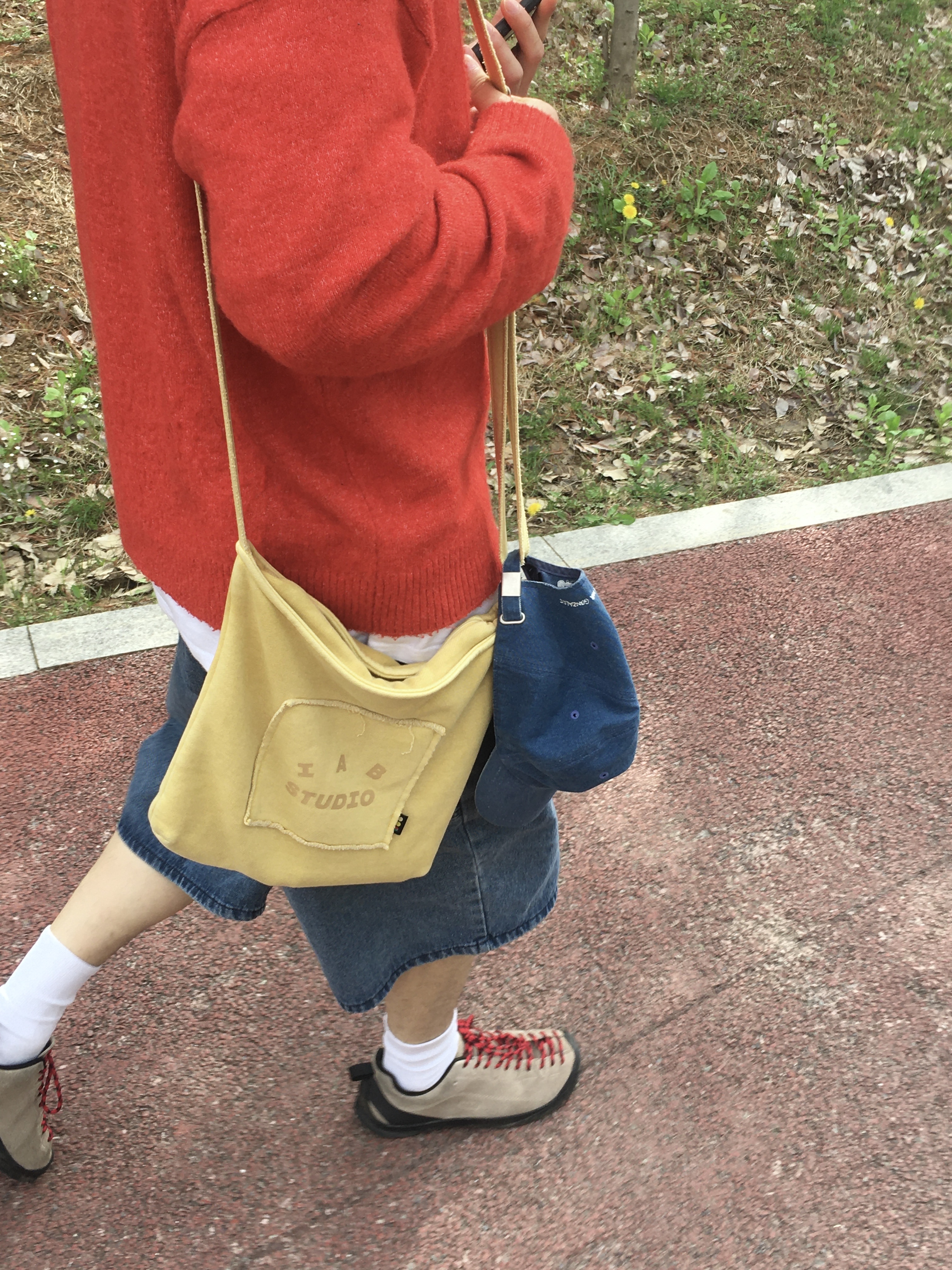Keen Jasper Suede Sneakers Silver Mink 착용 스타일