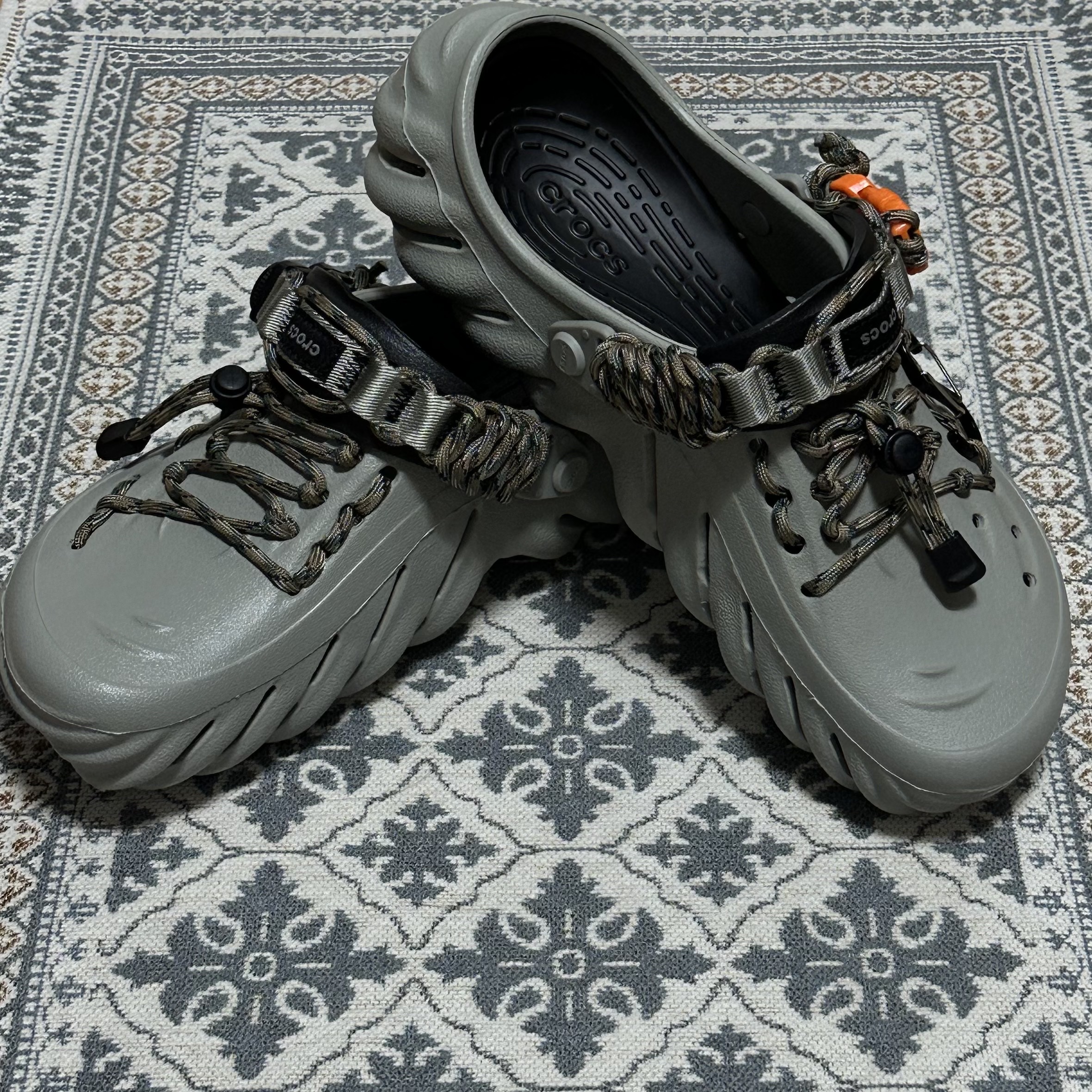 Crocs Echo Clog Elephant 착용 스타일 - 2