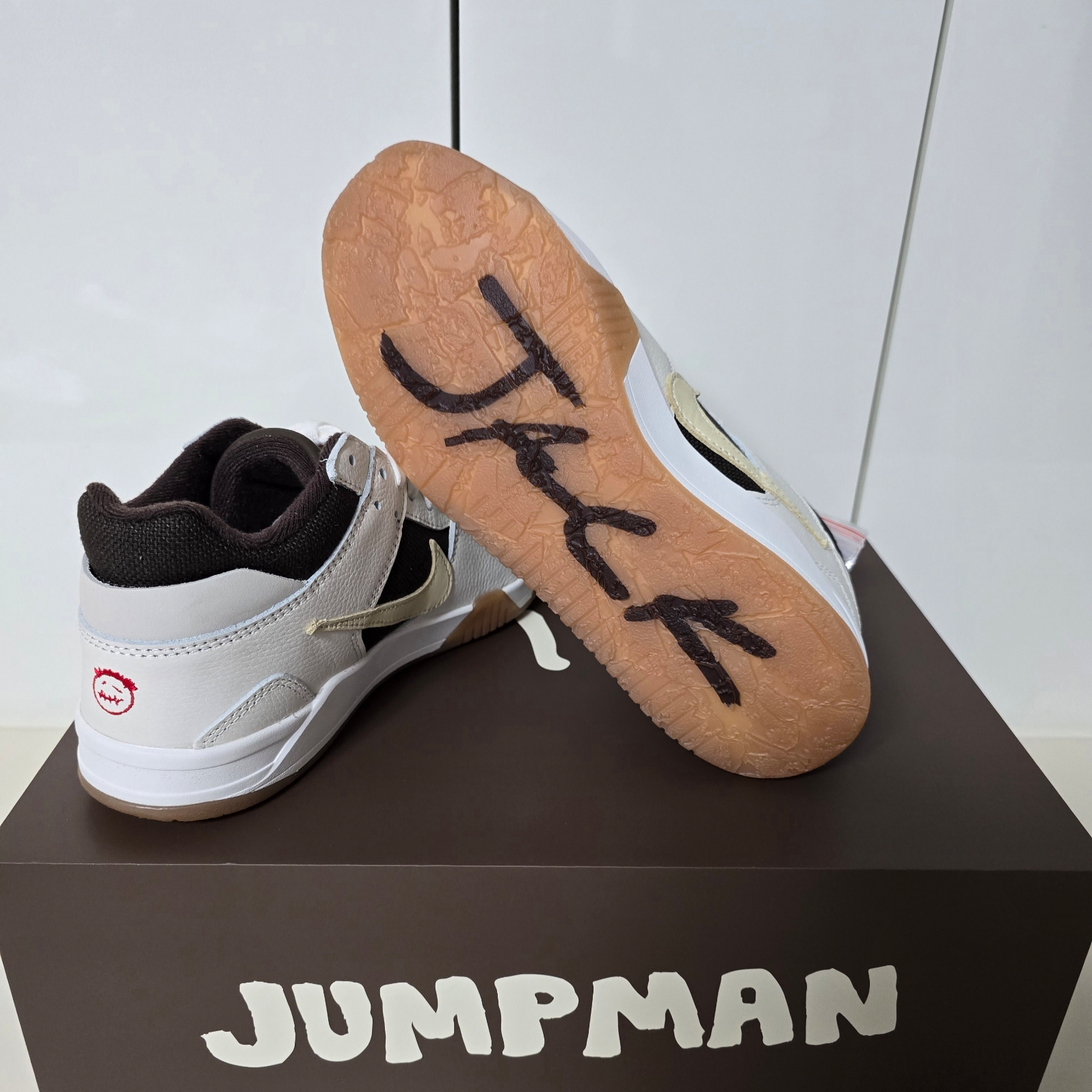 Jordan x Travis Scott Jumpman Jack TR Sail and Dark Mocha 착용 스타일 - 1