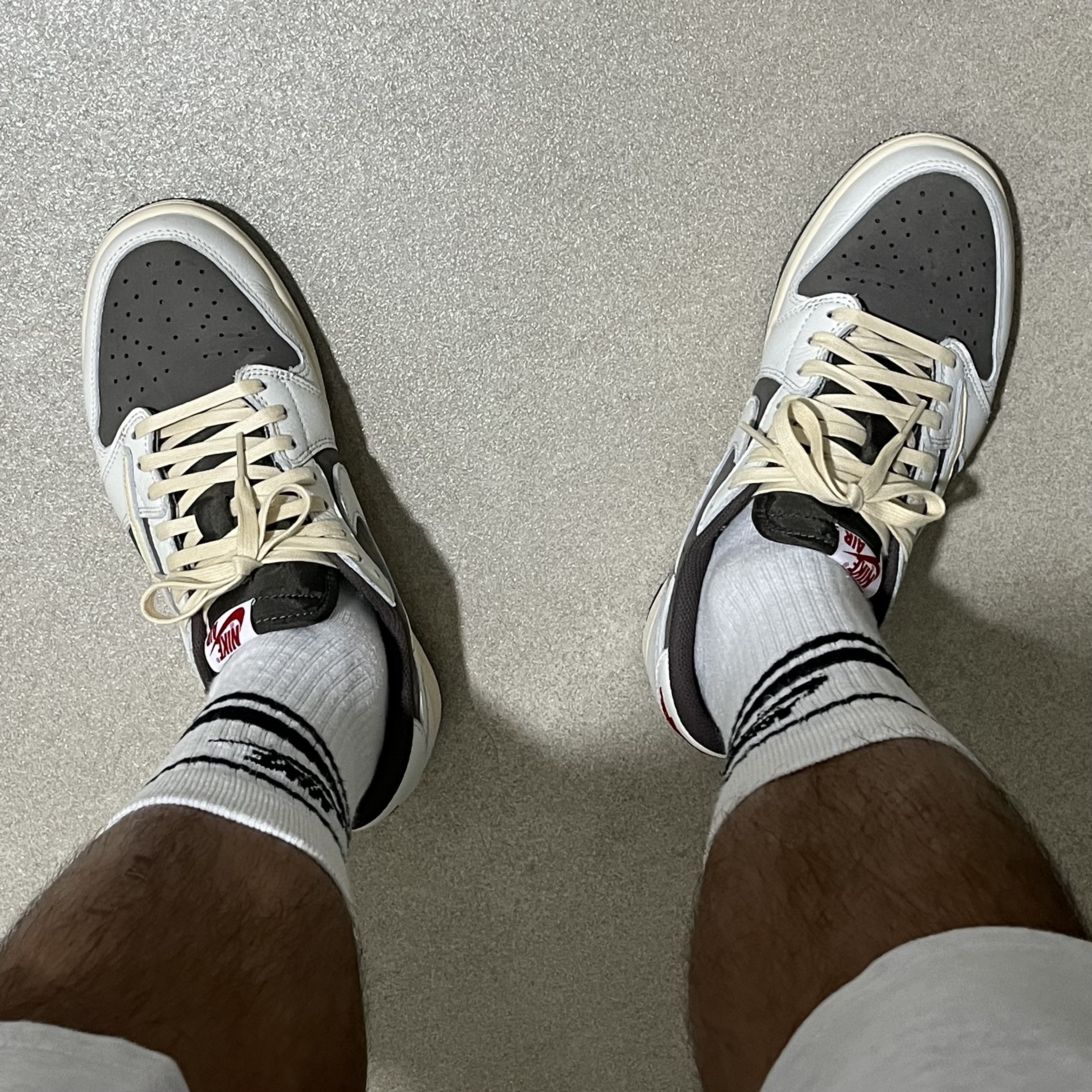 Jordan 1 x Travis Scott Retro Low OG SP Sail and Ridgerock 착용 스타일