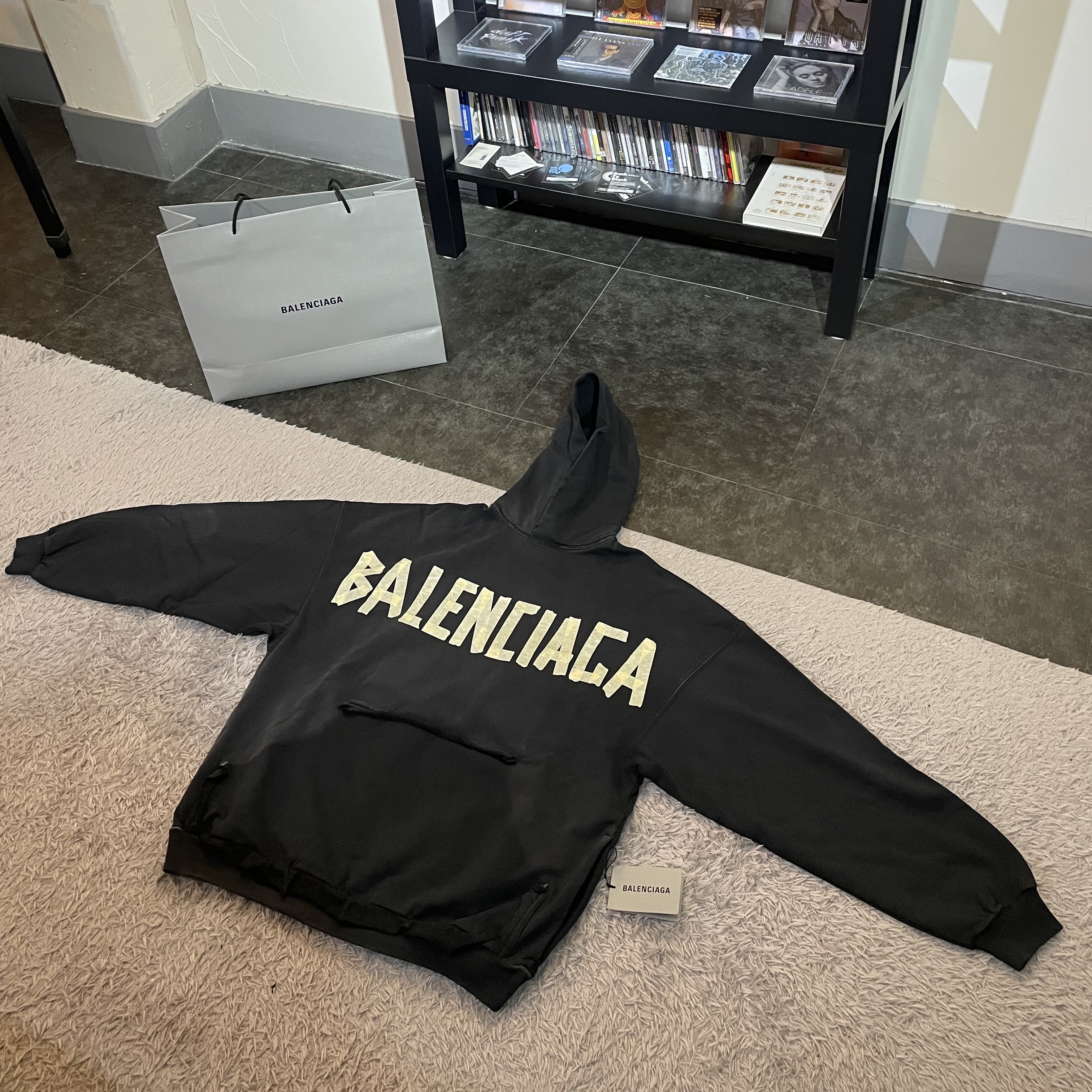 Balenciaga Tape Type Ripped Pocket Oversized Hoodie Faded Black, Balenciaga Logo Cap Black 착용 스타일 - 4