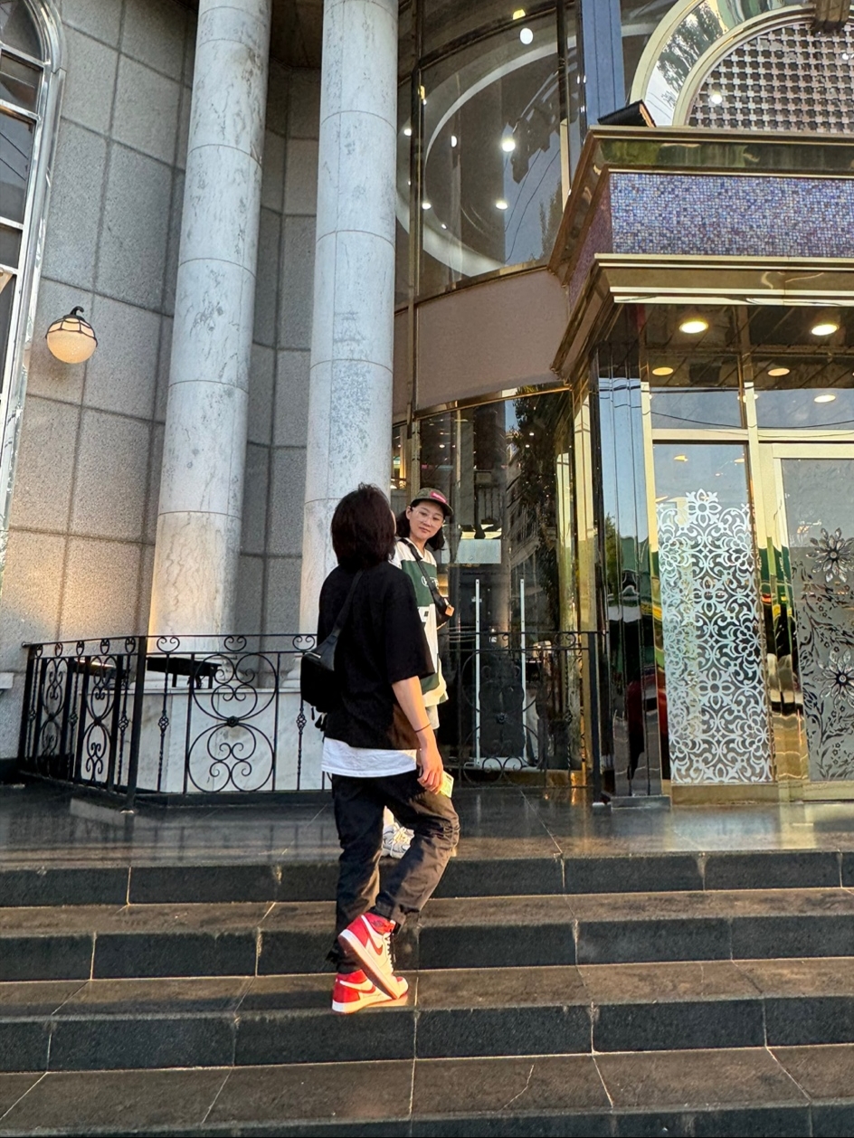 조던 1 레트로 하이 OG 헤리티지, 뉴발란스 530 스틸 그레이 착용 스타일 - 3