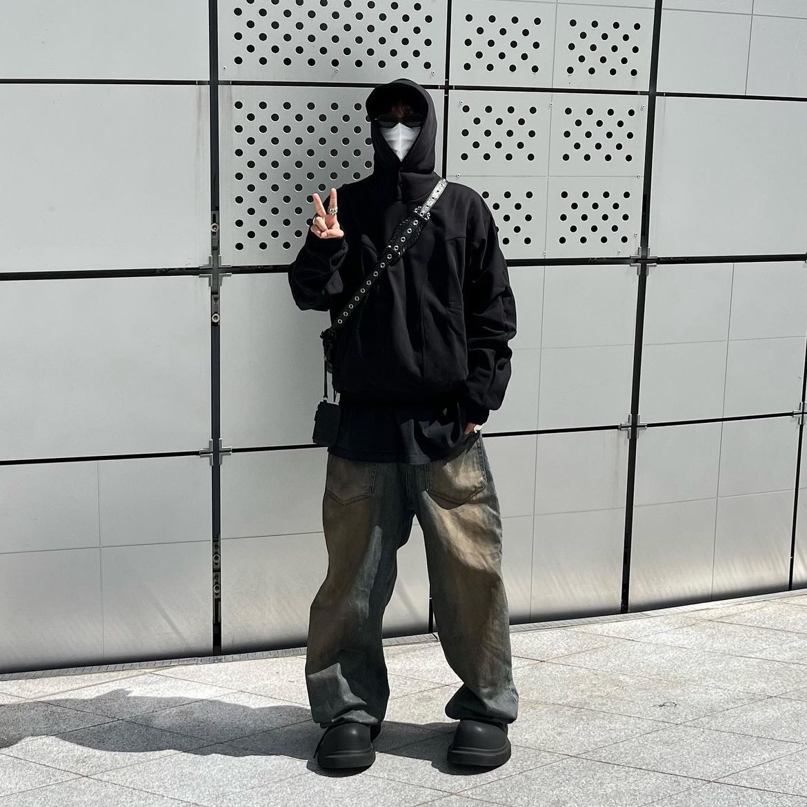 Grailz Geometry Hoodie Black, Balenciaga Le Cagole XS Flap Bag in Arena Lambskin Black 착용 스타일 - 2