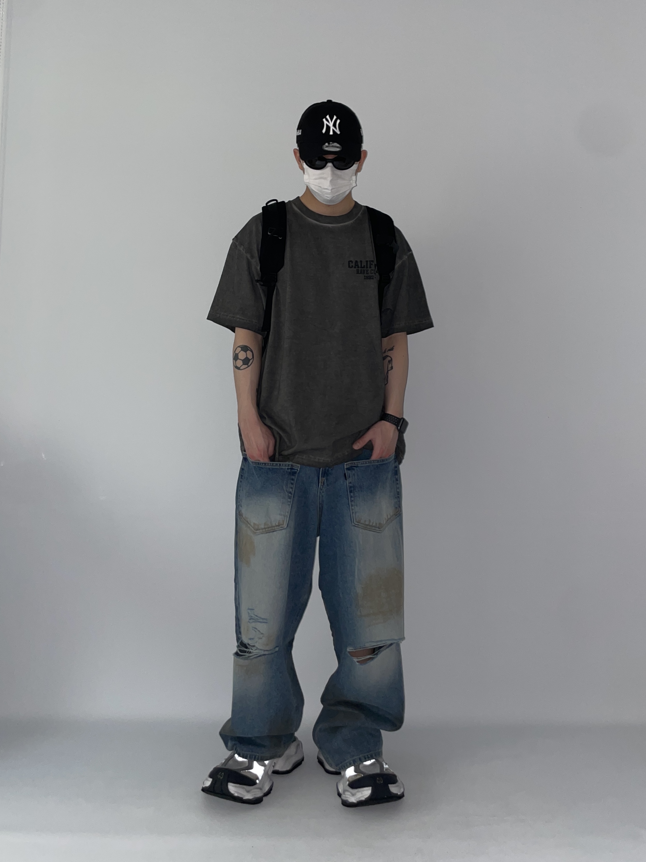 New Era x MoMA New York Yankees Cap Black, Balenciaga Cargo Sneakers White Grey 착용 스타일 - 1