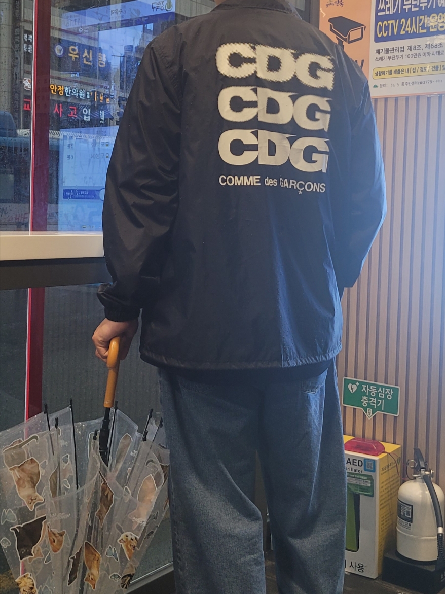 CDG Logo Coach Jacket Black 착용 스타일
