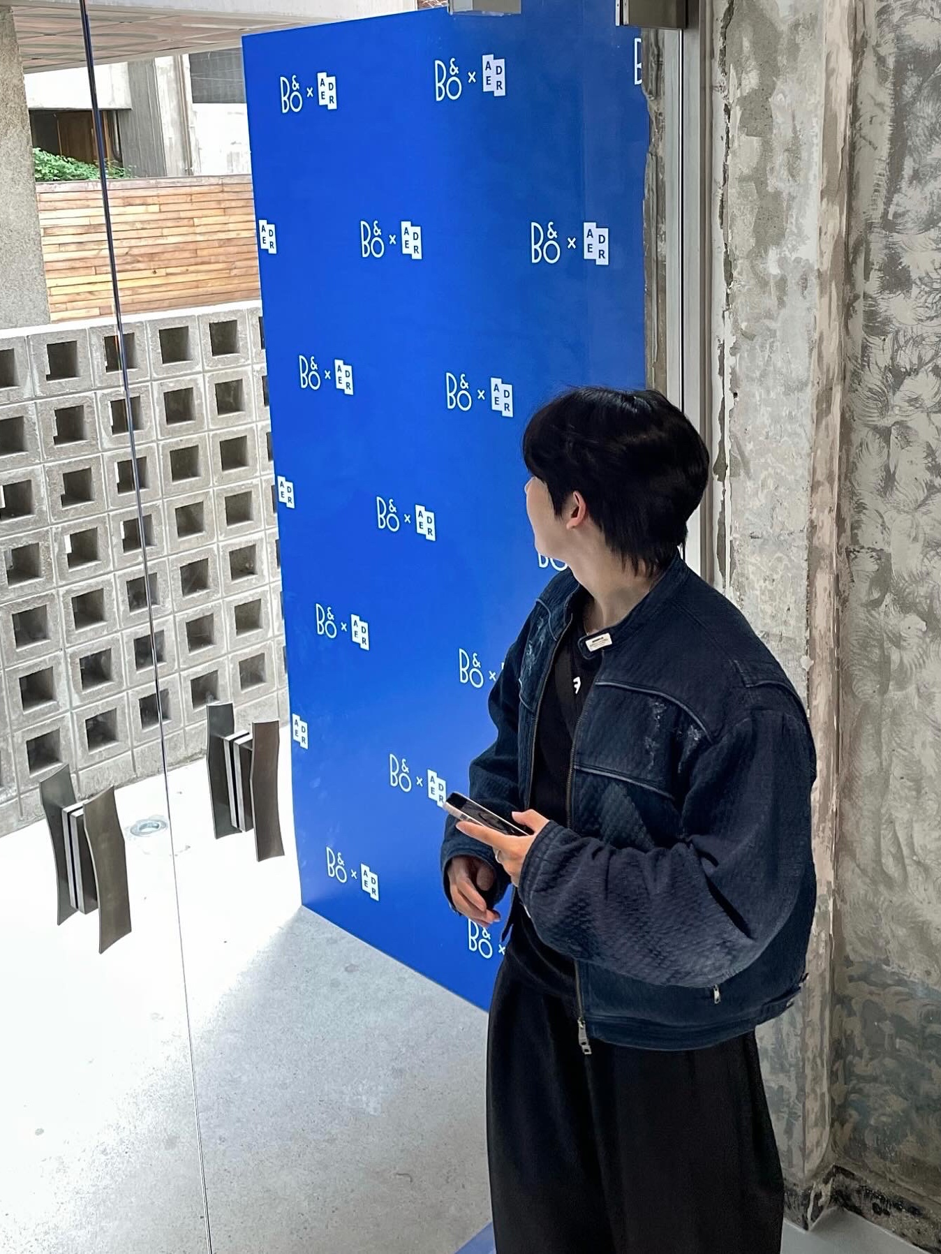 뱅 앤 올룹슨 x 아더에러 베오사운드 A1 아더에러 에디션 Z-블루 (스피커 거치대 포함) - 국내 정식 발매 제품, 아더에러 프라토 토트백 브라운 착용 스타일 - 3