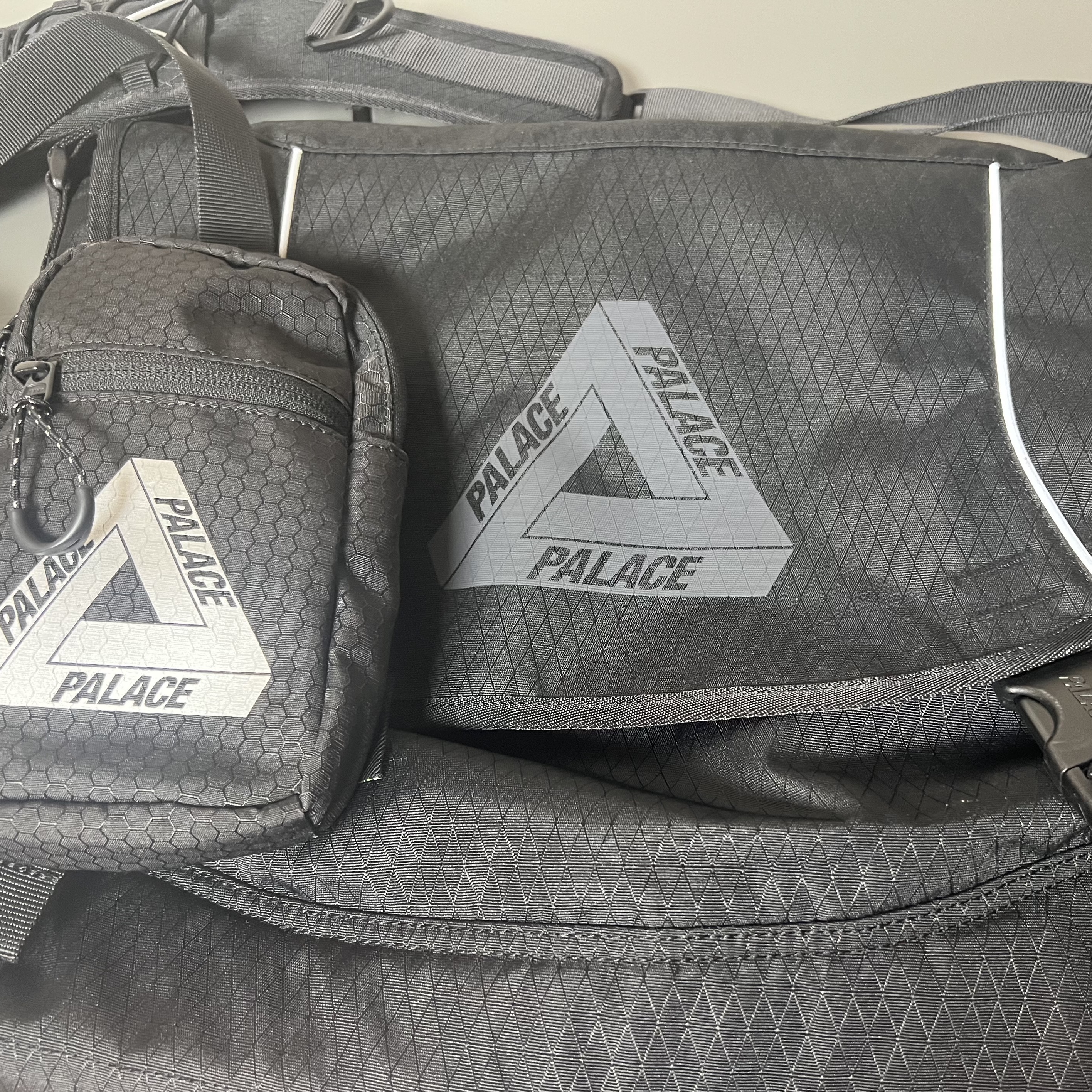 Palace Cordura Y-Rip Despatch Black - 24SS, Palace Cordura Eco Hex Ripstop Shot Bag Black - 23FW 착용 스타일