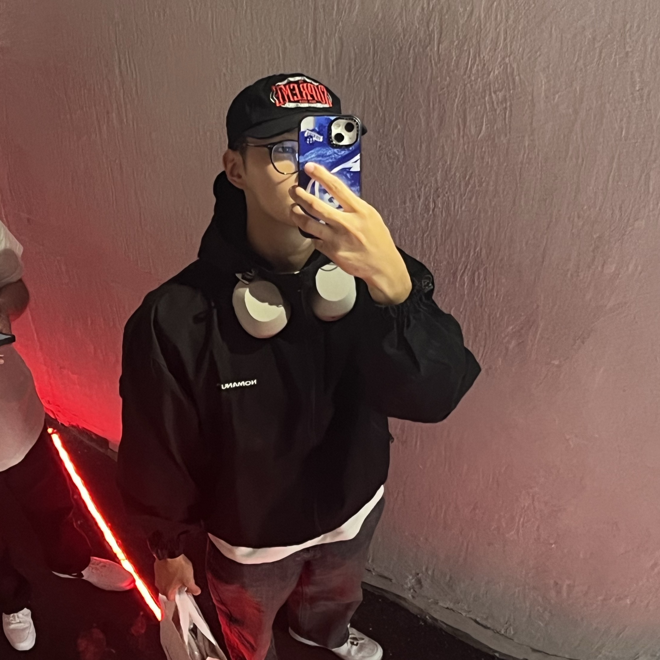 Supreme Warm Up 6-Panel Black - 23FW, Sony WH-1000XM5 Silver (Korean Ver.) 착용 스타일