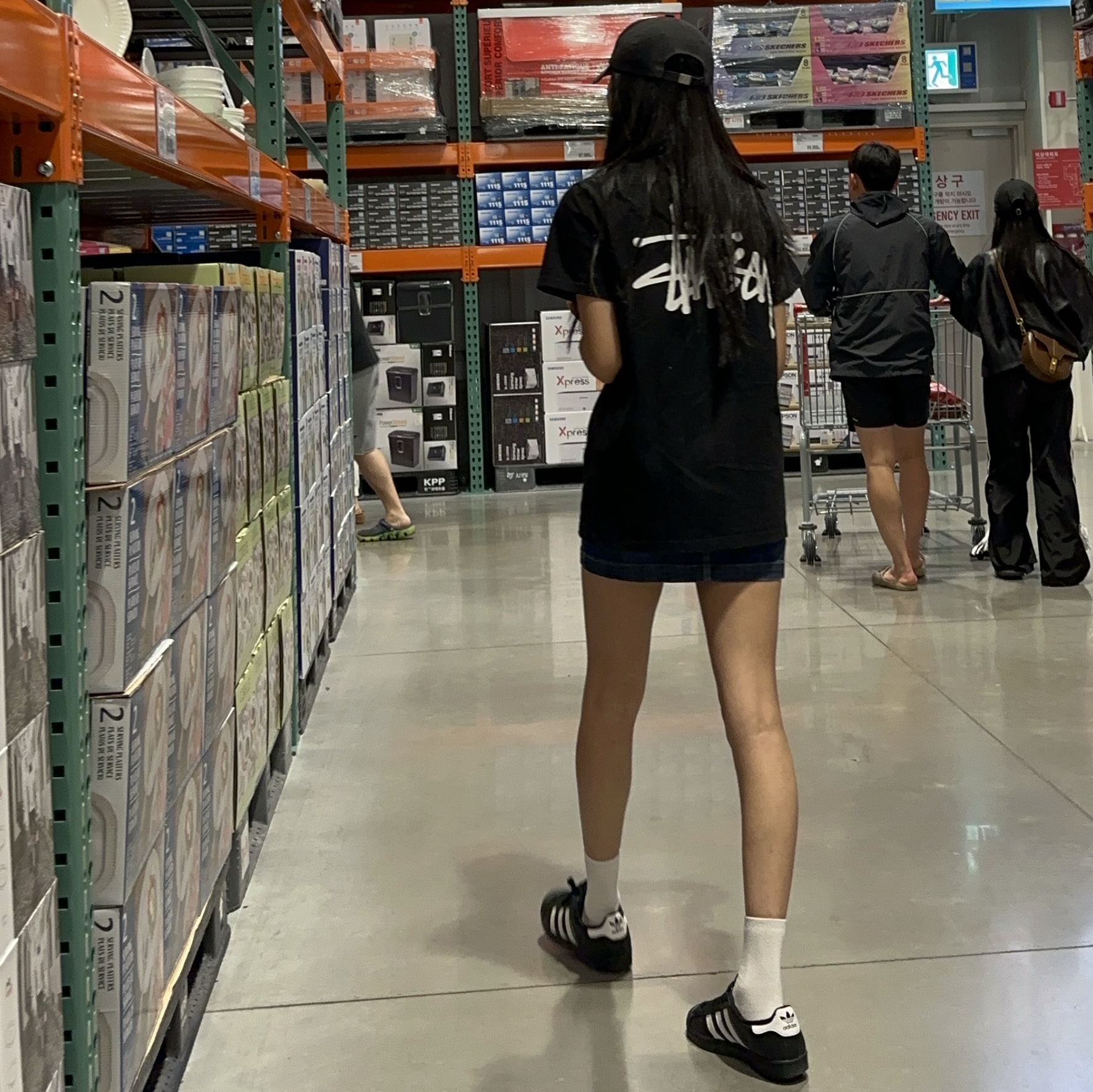 Adidas Superstar Core Black White, Stussy Basic Stussy T-Shirt Black 2024, 2025 착용 스타일 - 1