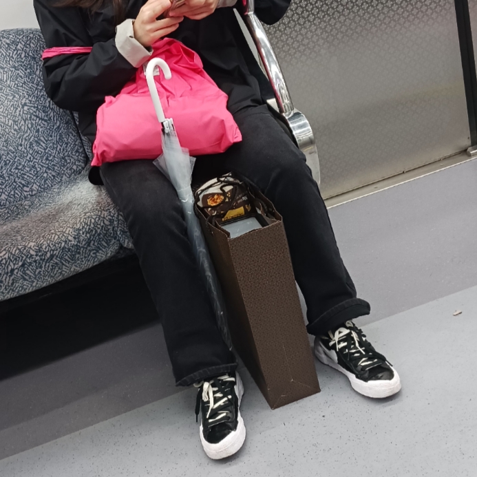 COS Quilted Micro Bag Off White, Nike x Sacai Blazer Low Black Patent Leather 착용 스타일 - 2