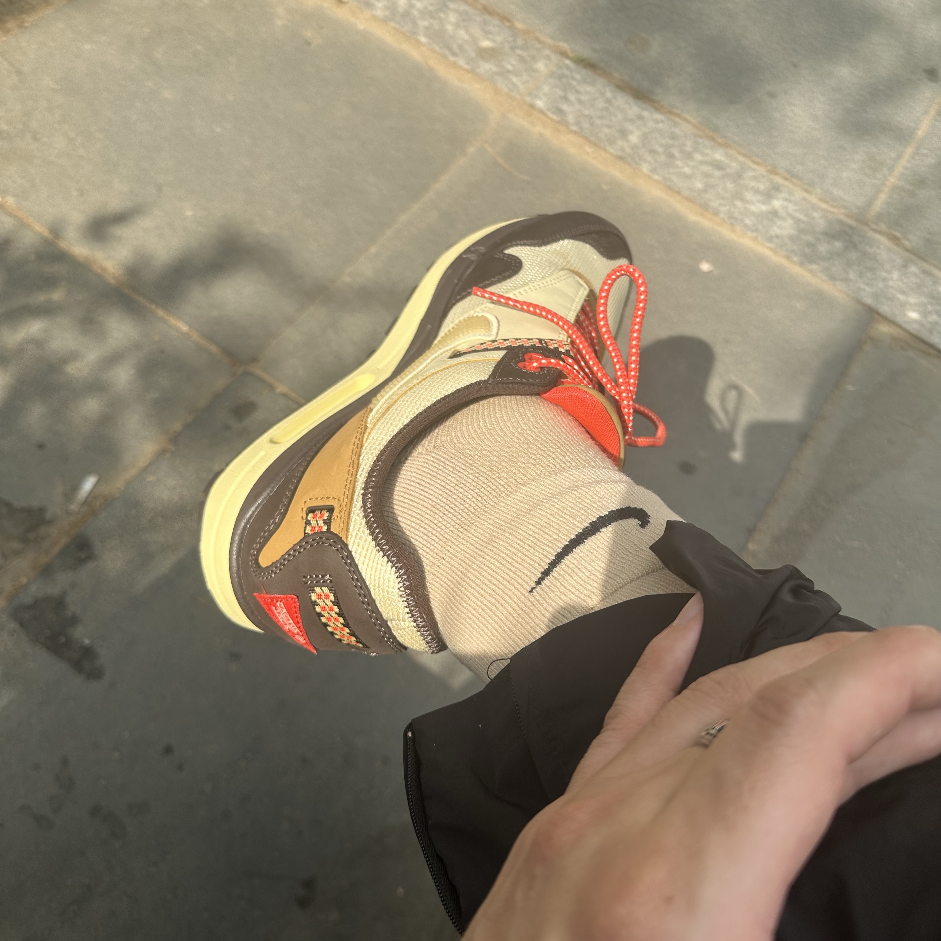 Nike x Travis Scott Air Max 1 Cact.us Brown, Porter x Comme des Garcons Backpack L Black 착용 스타일 - 3