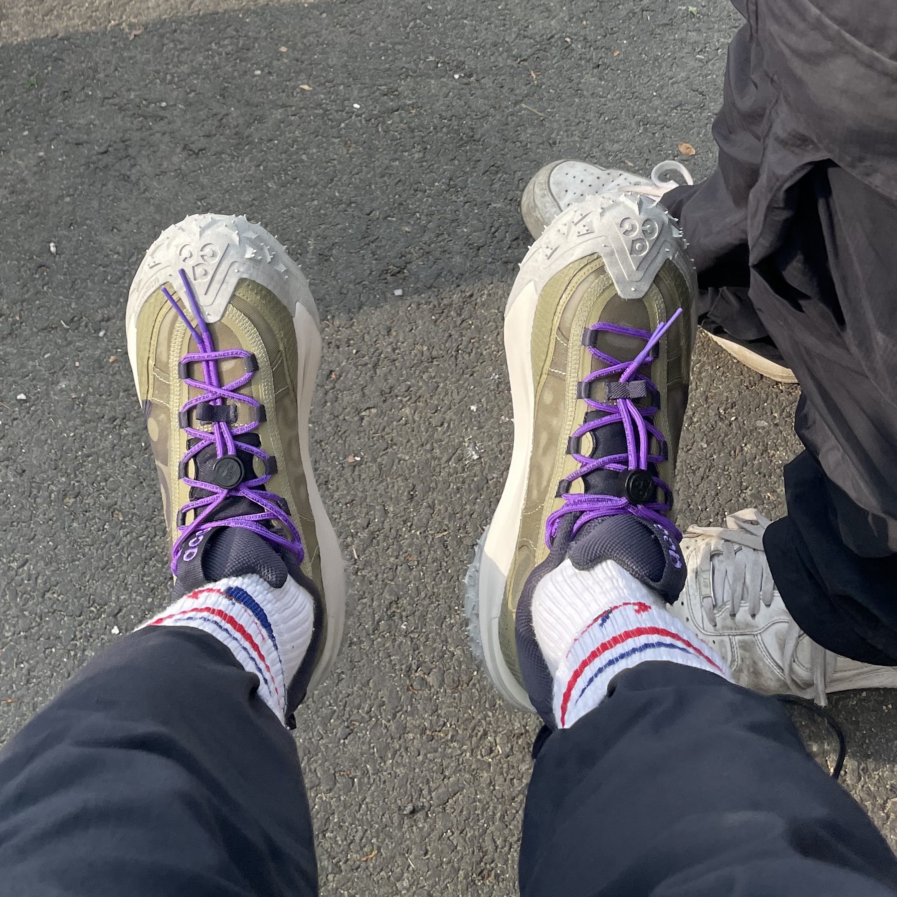 Nike ACG Mountain Fly 2 Low Neutral Olive and Mountain Grape 착용 스타일