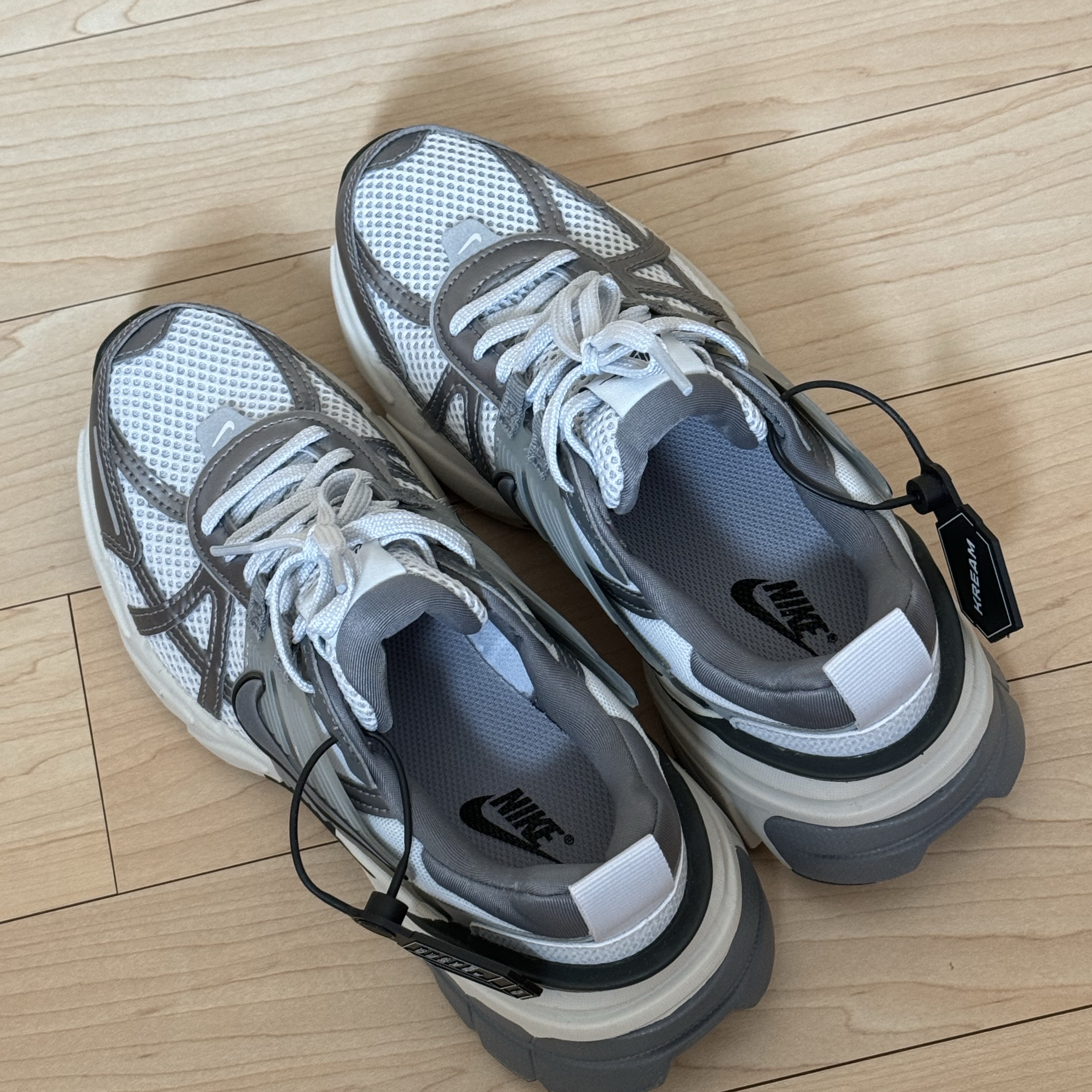 Nike V2K Run Pure Platinum Wolf Grey 착용 스타일