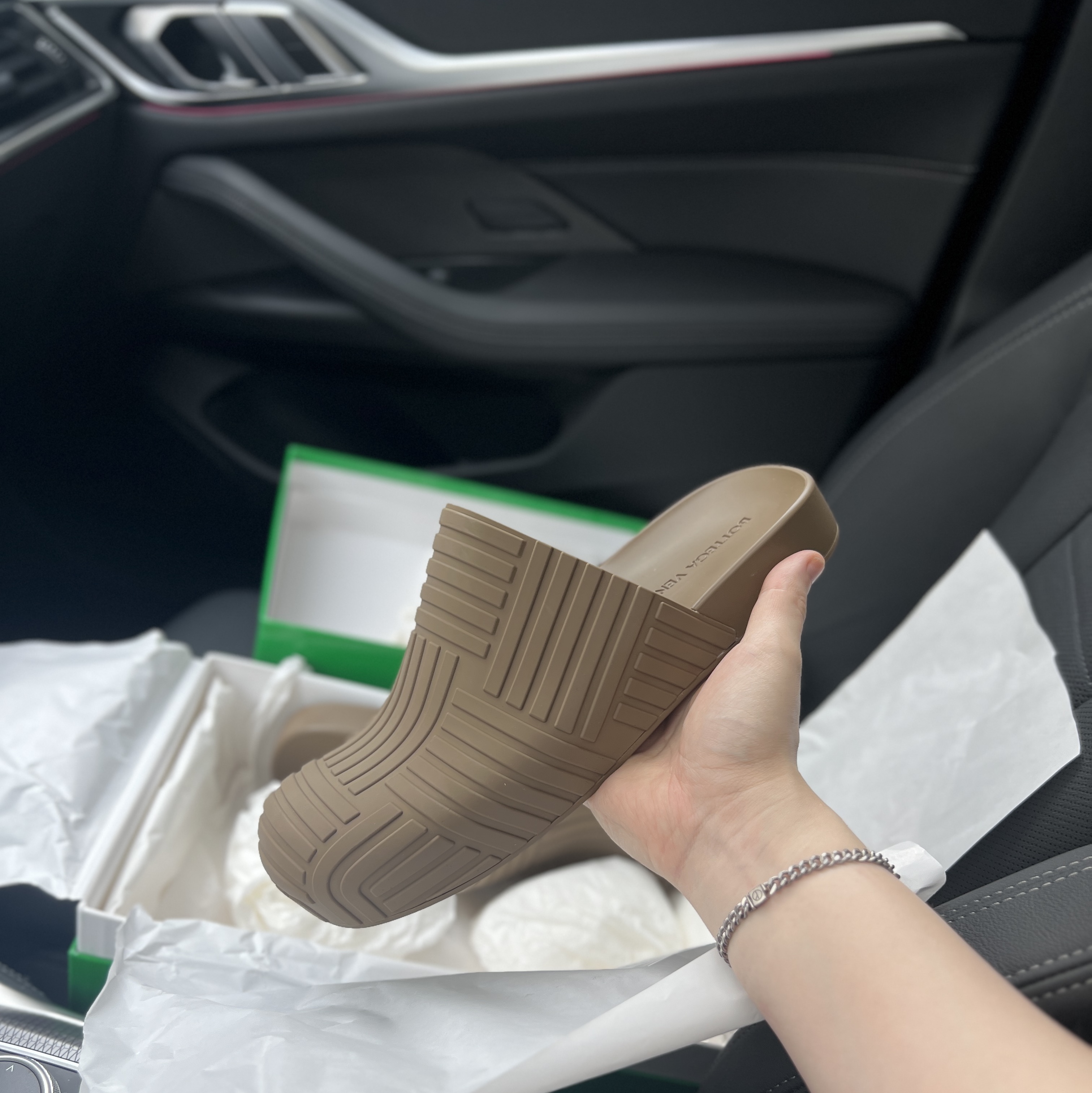 Bottega Veneta Rubber Clogs Slider Jute, Bottega Veneta Rubber Clogs Slider Sea Salt 착용 스타일