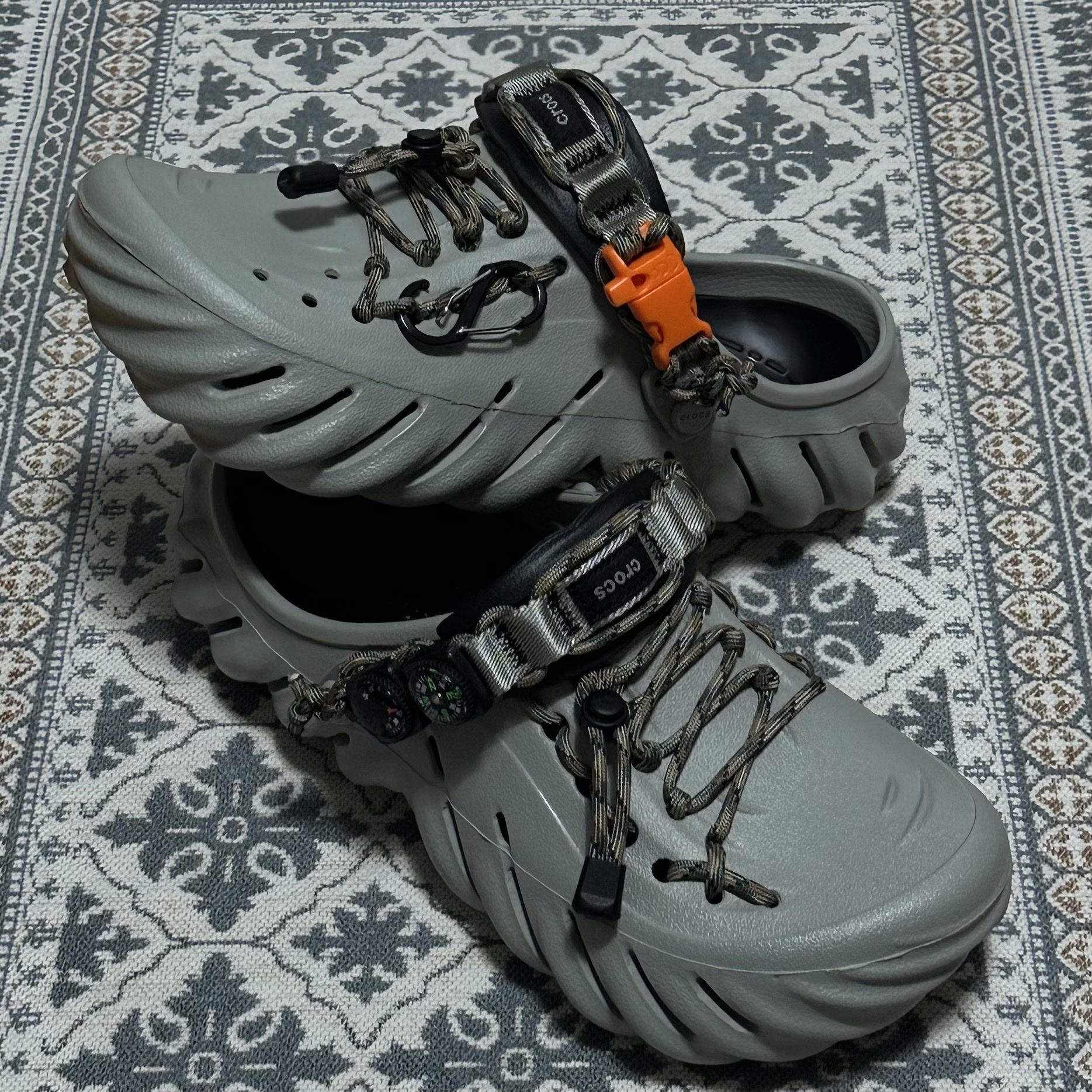 Crocs Echo Clog Elephant 착용 스타일 - 1
