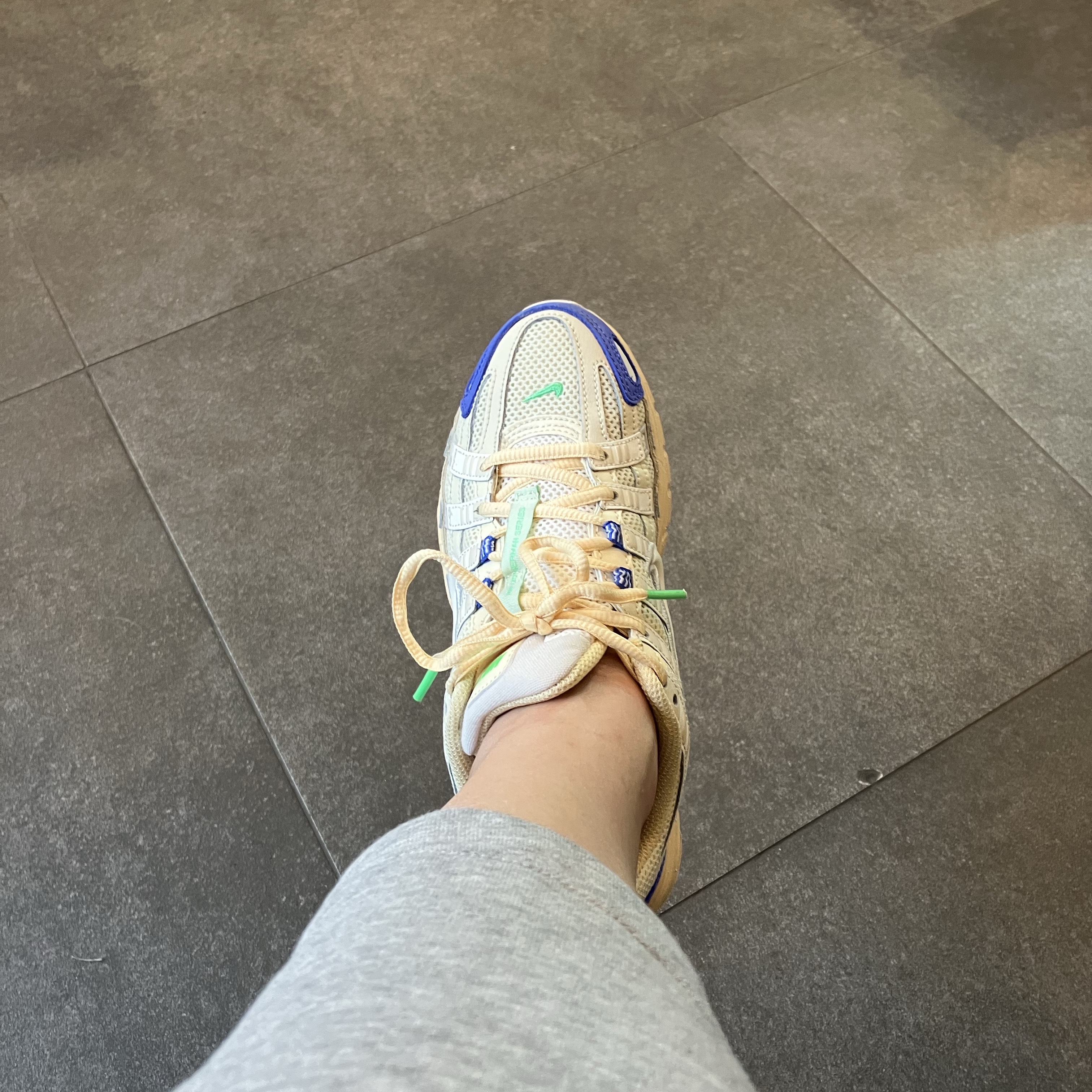 Nike P-6000 Coconut Milk Medium Blue 착용 스타일
