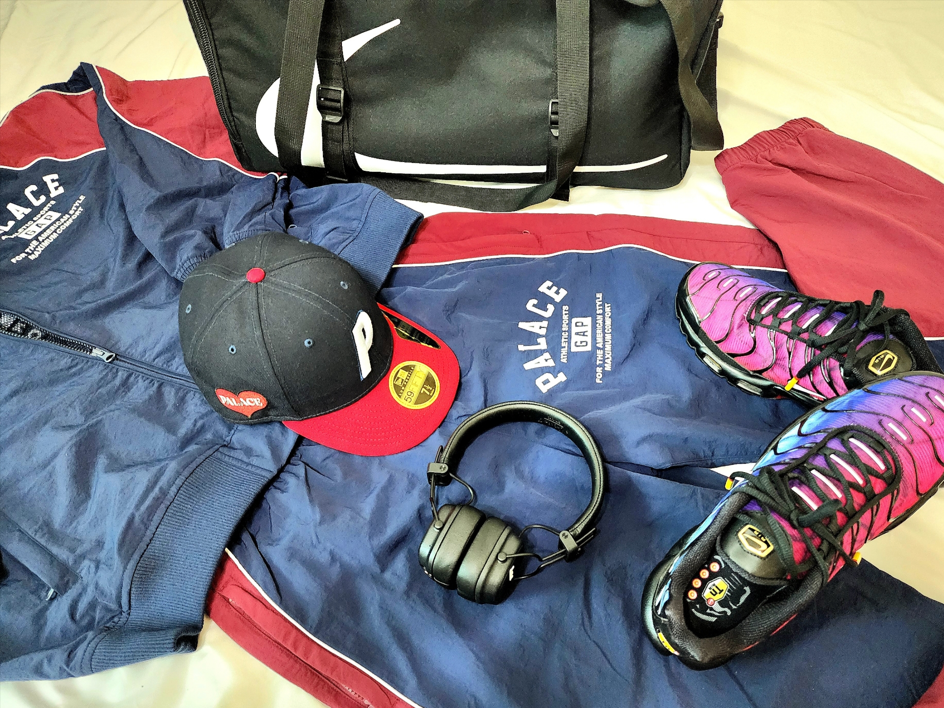 Nike Air Max Plus 25th Anniversary Black Varsity Red, Palace x Gap Nylon Track Top Navy Red - 24SS 착용 스타일 - 3