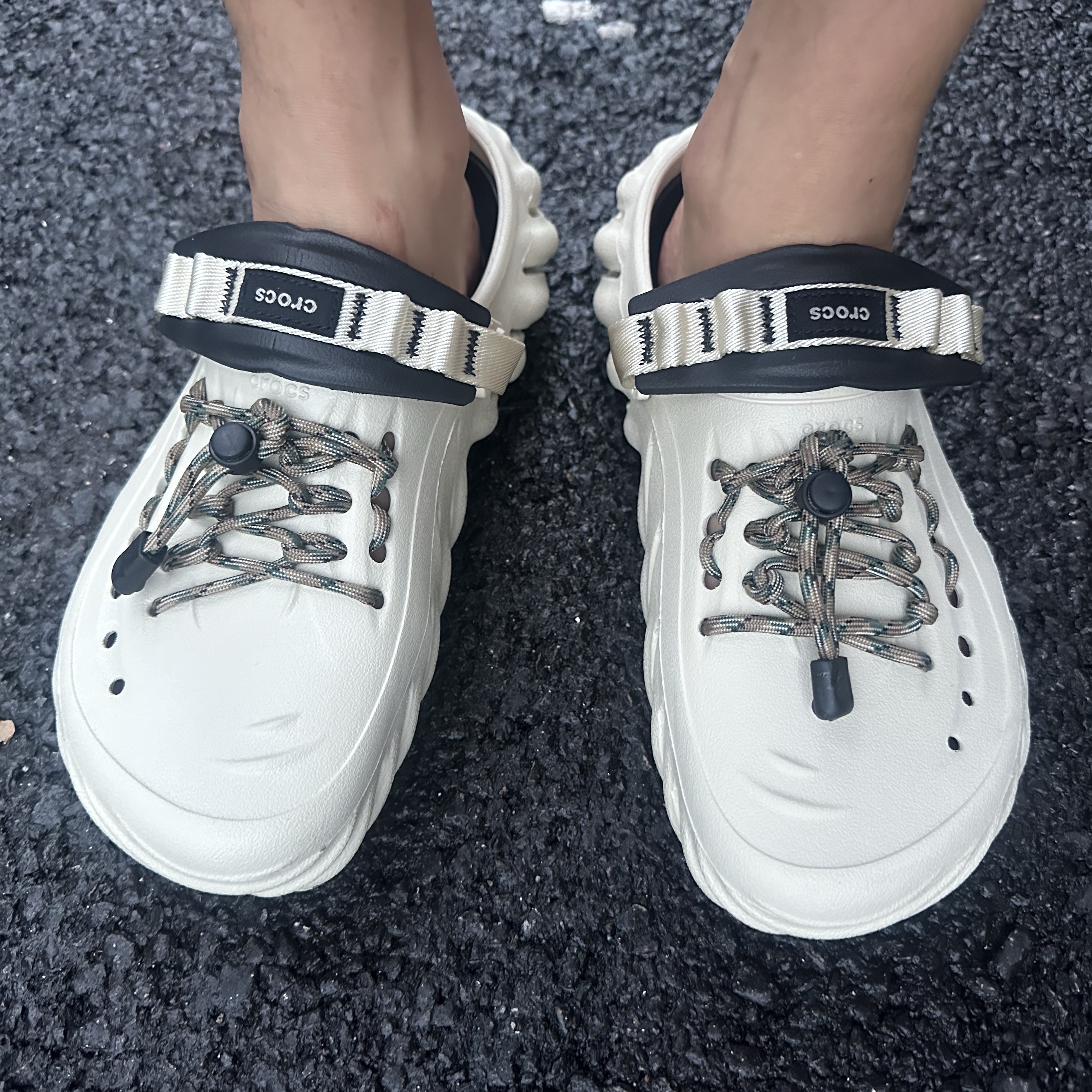 Crocs Echo Clog Bone Black 착용 스타일